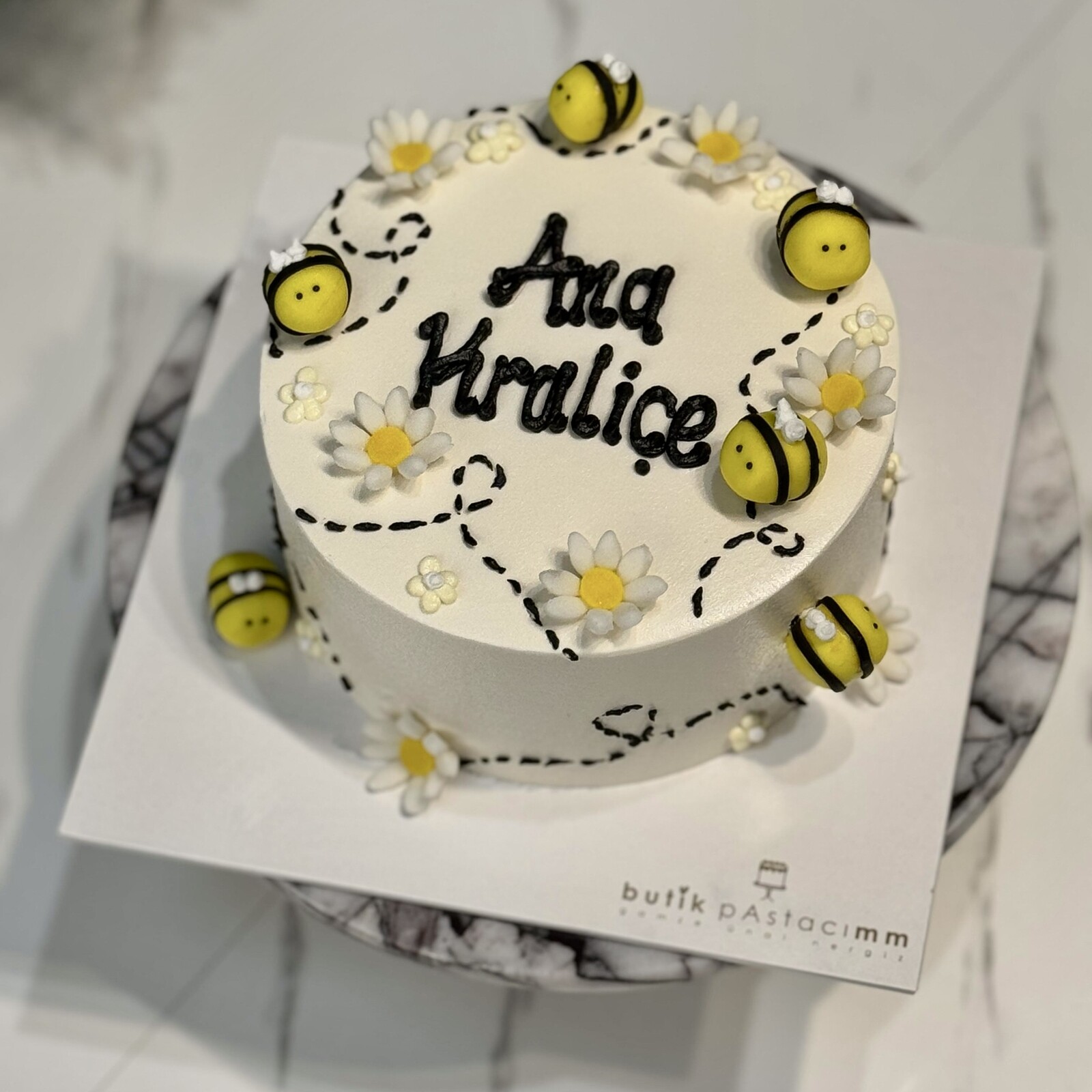 Arı Detaylı Yazılı Pasta