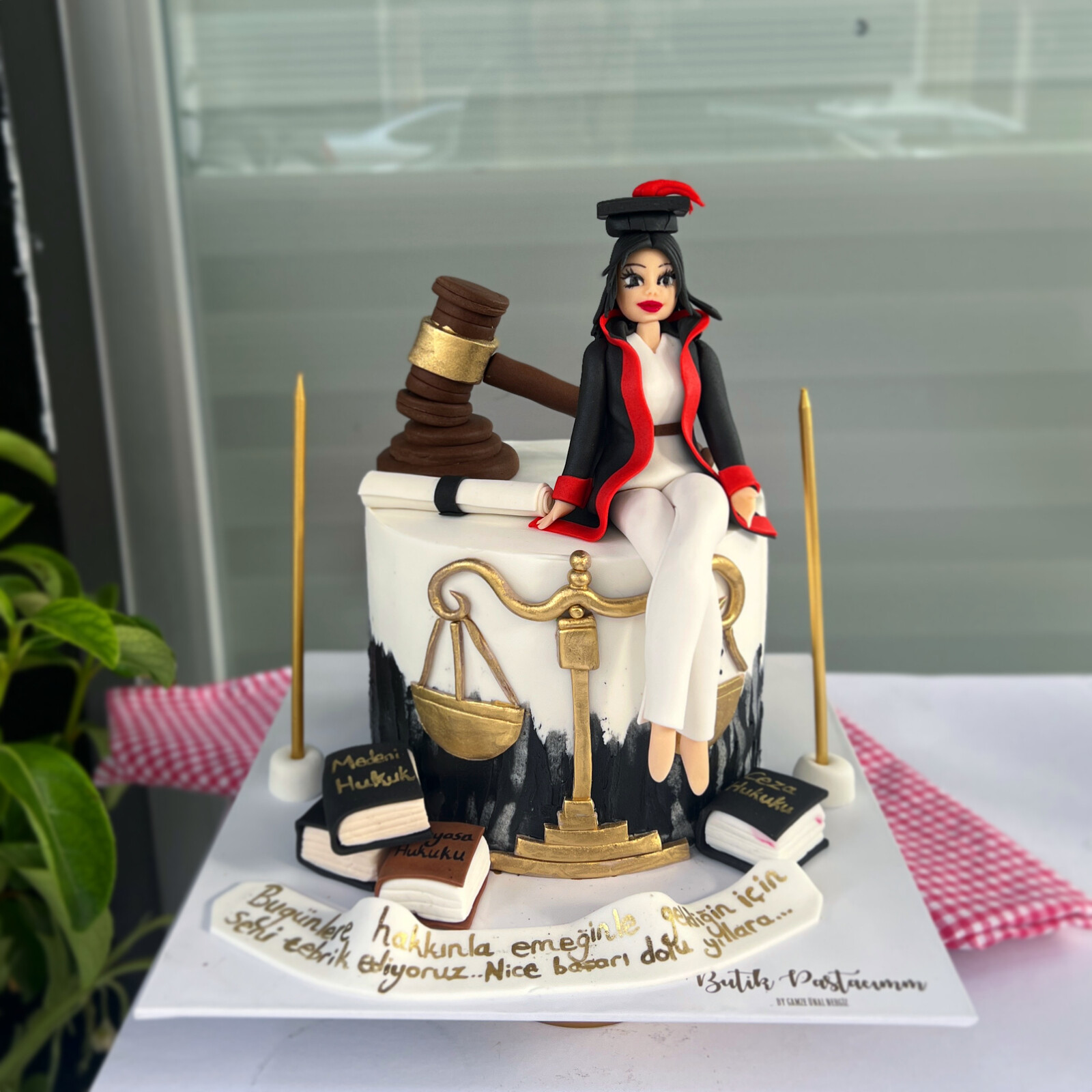 Avukat Konseptli Kişiye Özel Figürlü Pasta
