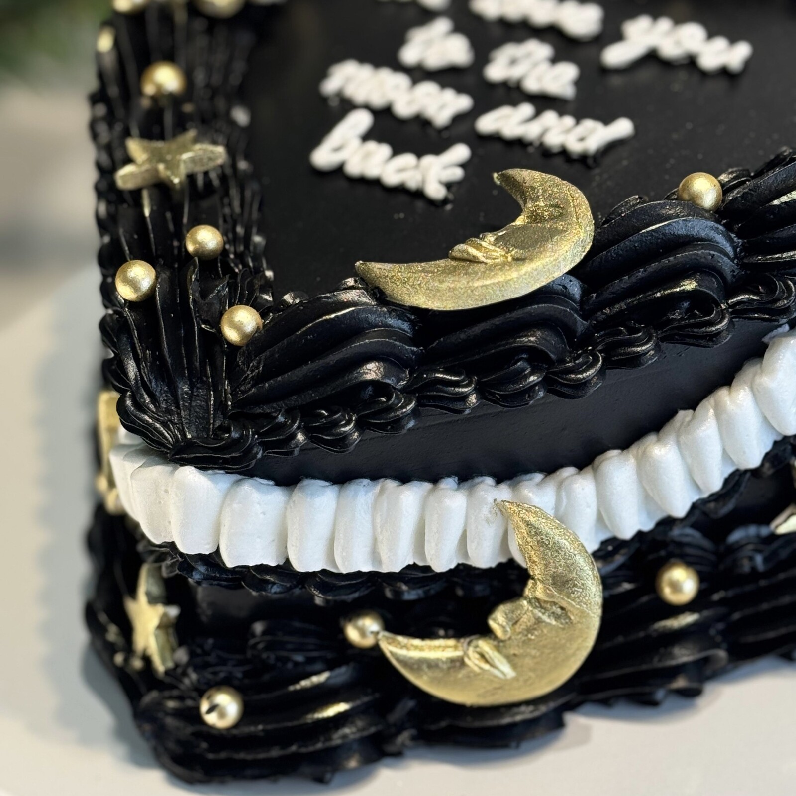 Ay Yıldız Detaylı Kalpli Siyah Retro Pasta