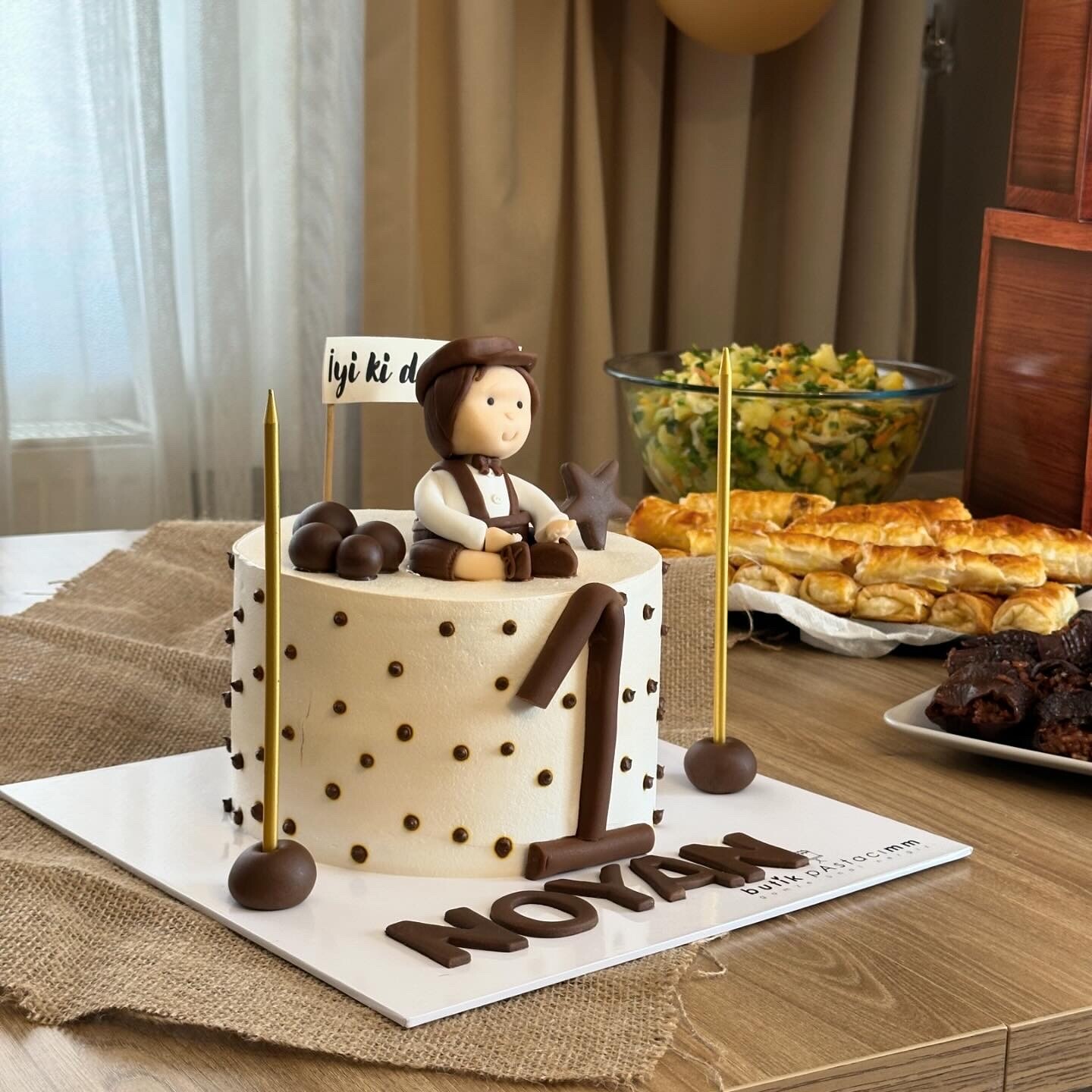 Bebek Figürlü Bir Yaş Pasta