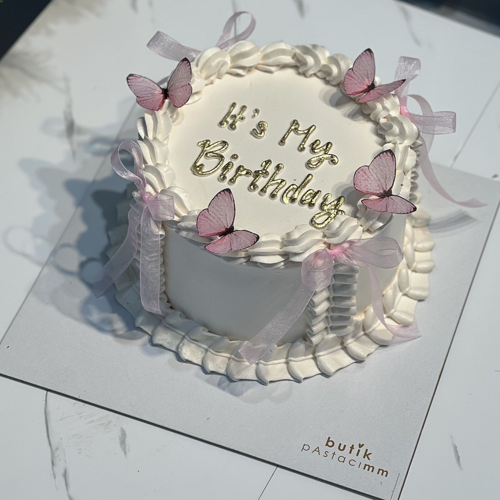 Bej Renk Kurdeleli Kelebekli Pasta