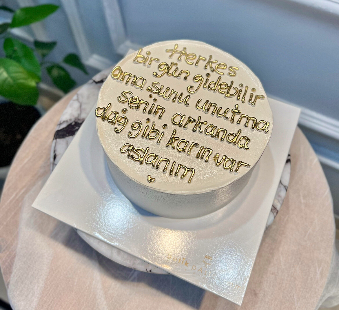 Bej Renk ve Gold Yazılı Pasta