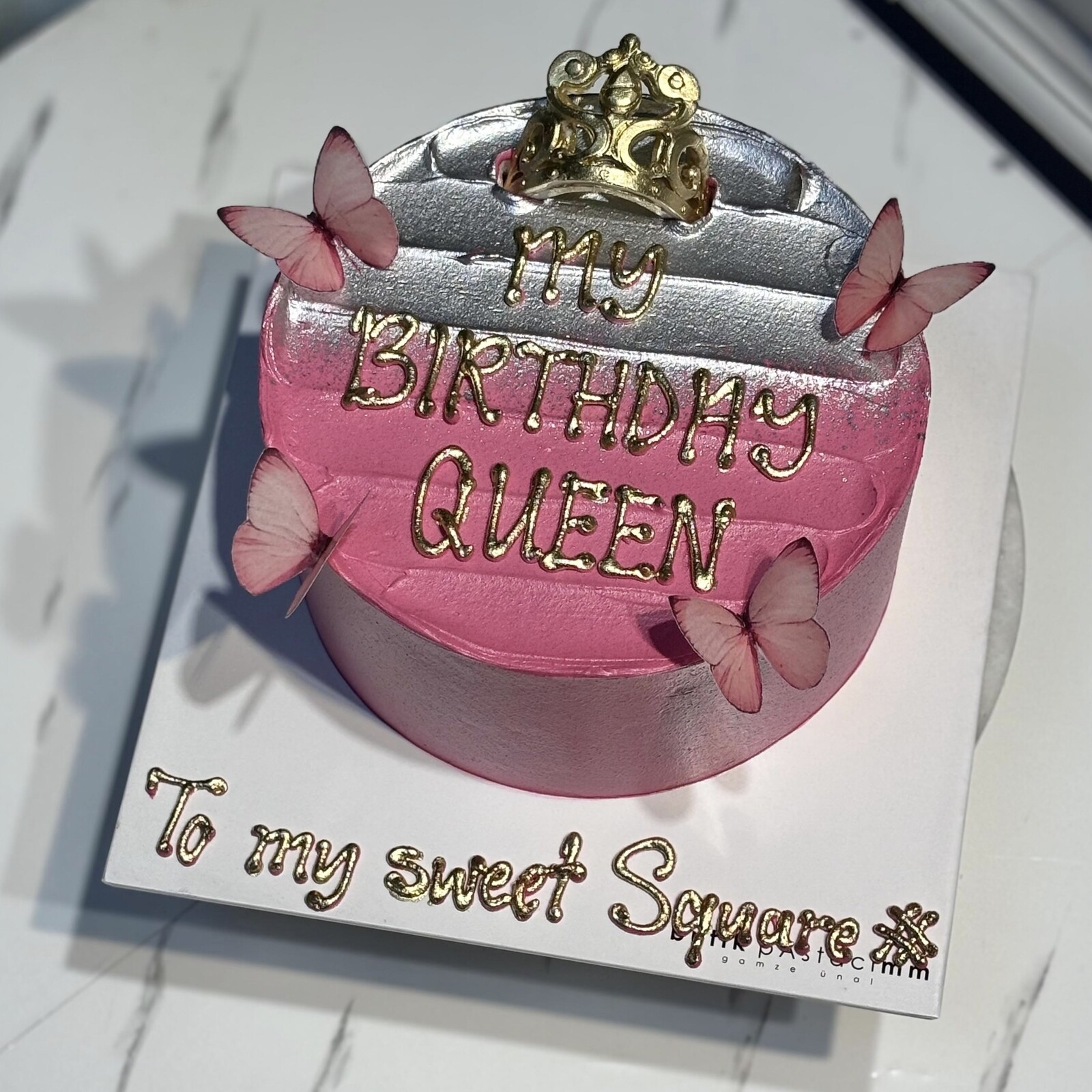 Birthday Queen Kelebekli Yazılı Pasta