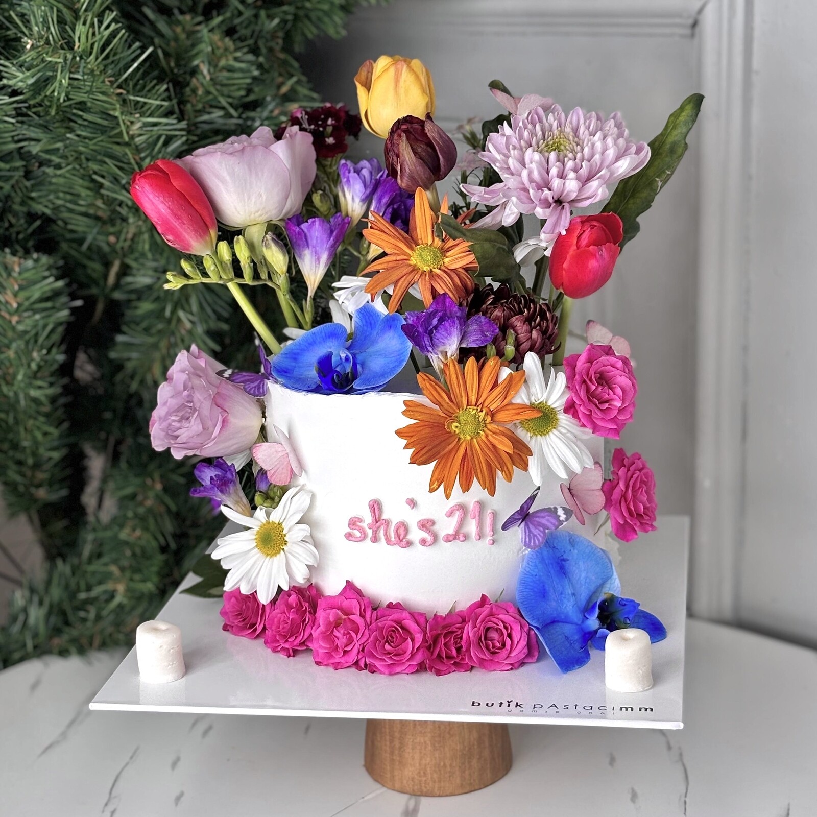 Bol Çiçekli Özel Tasarım Pasta