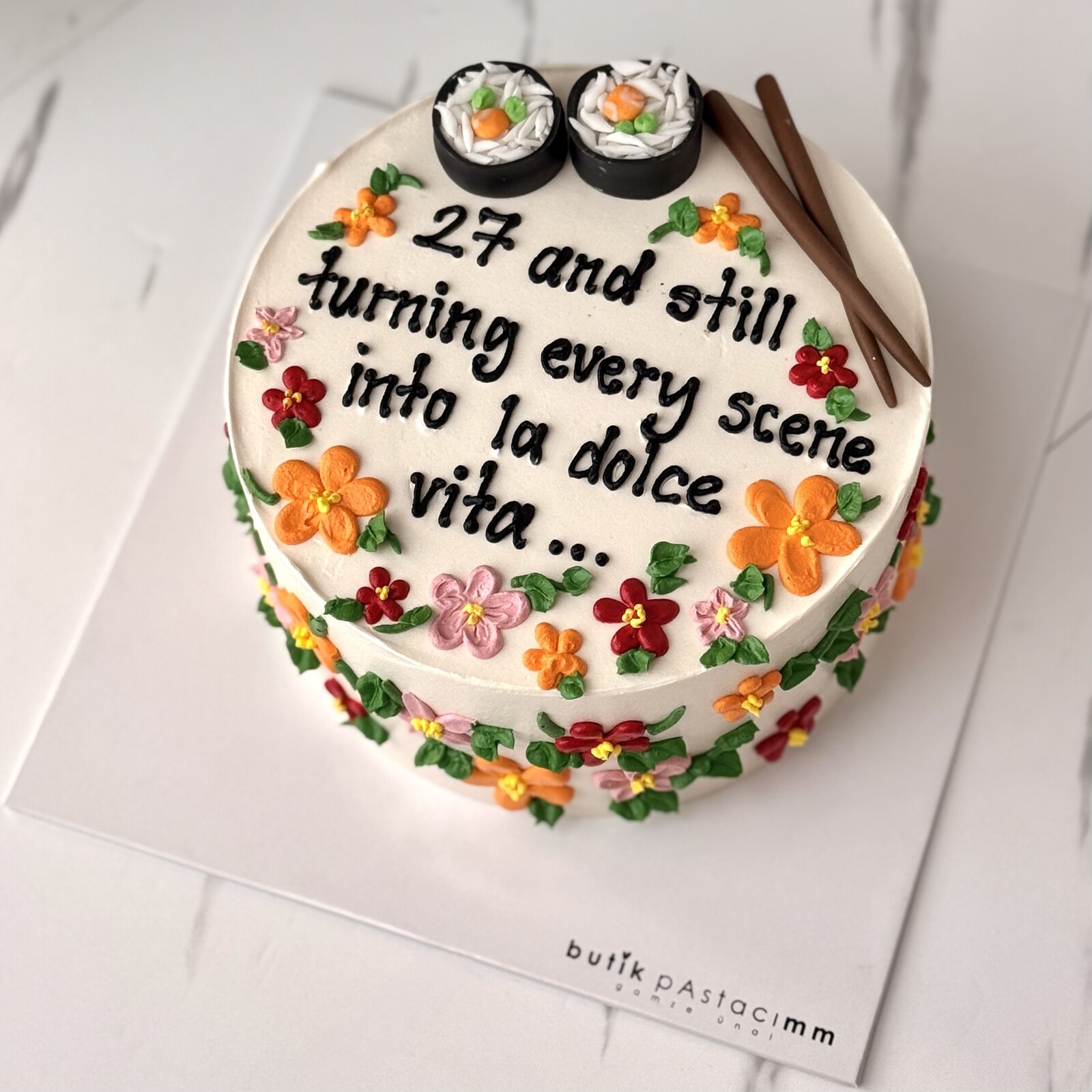 Çiçek Çizimli Suşi Pasta