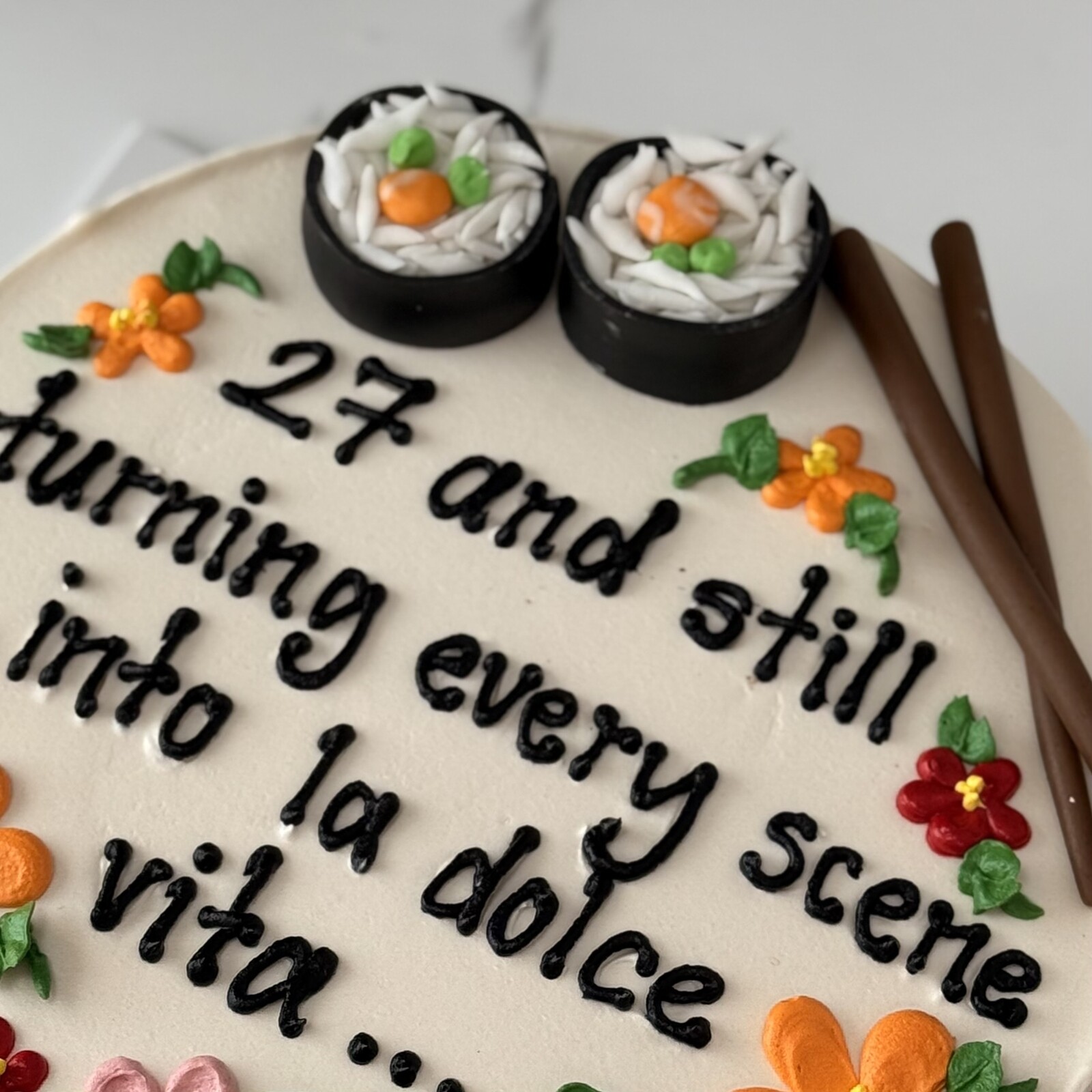 Çiçek Çizimli Suşi Pasta