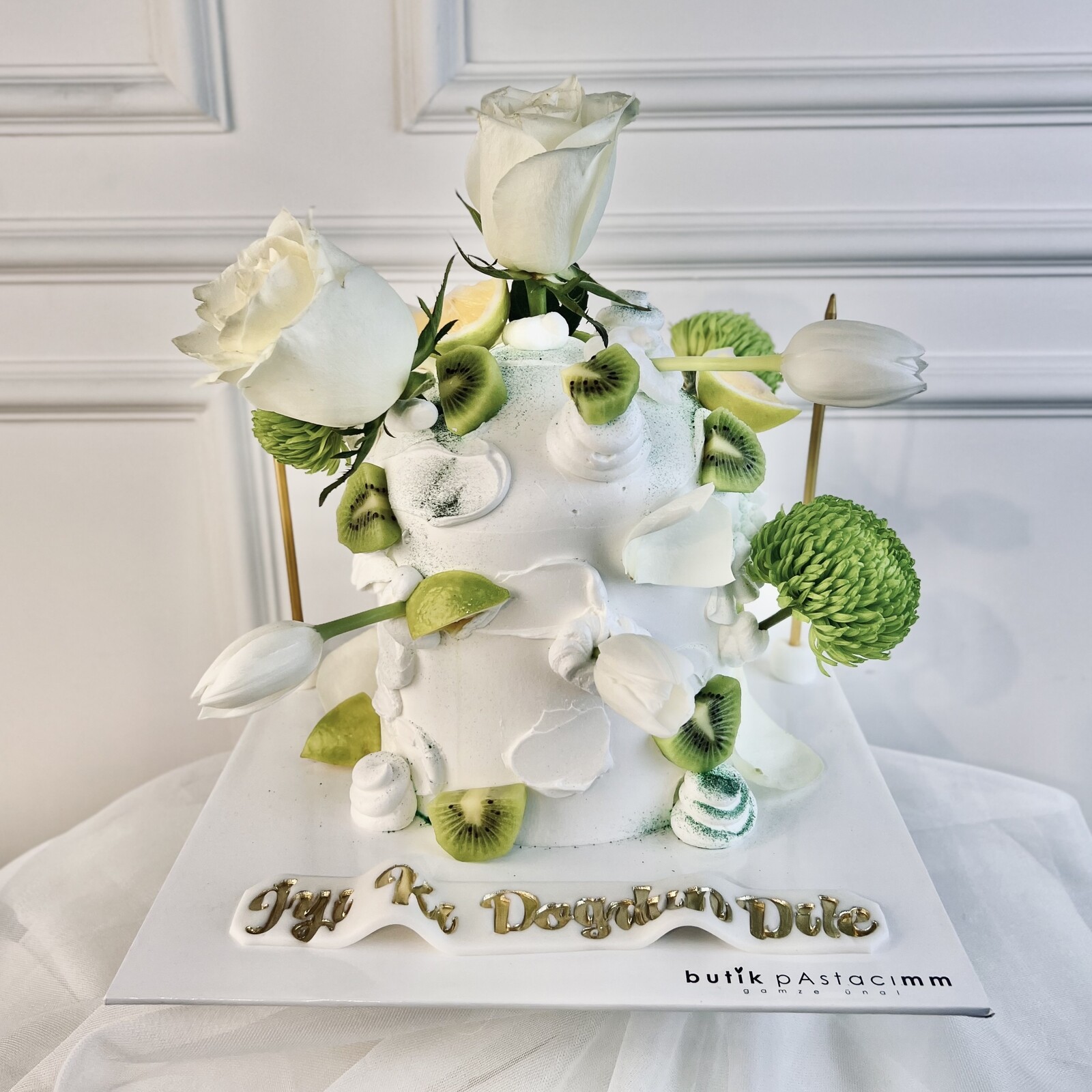 Çiçek Detaylı Özel Dizayn Pasta