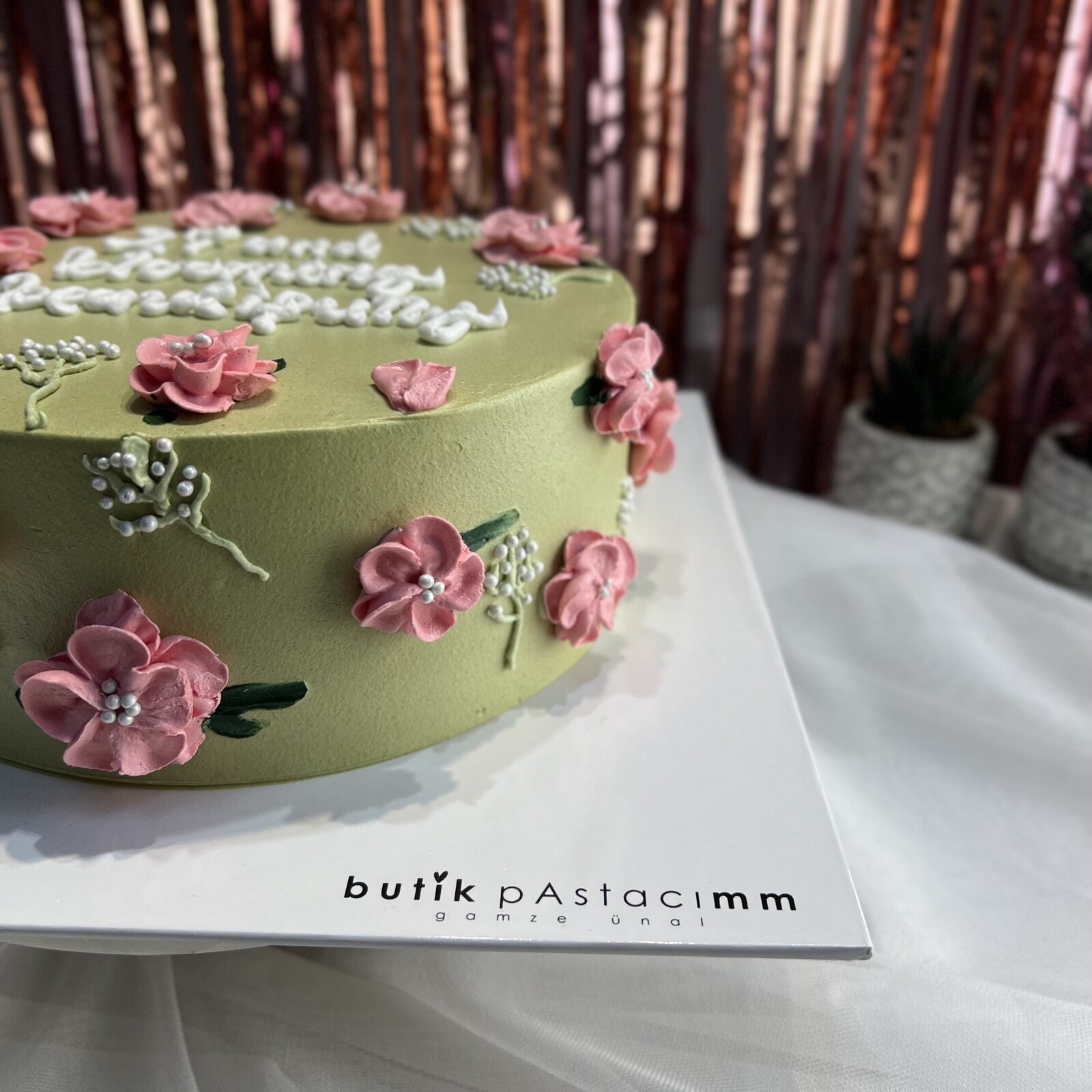 Çiçek Detaylı Yazılı Pasta