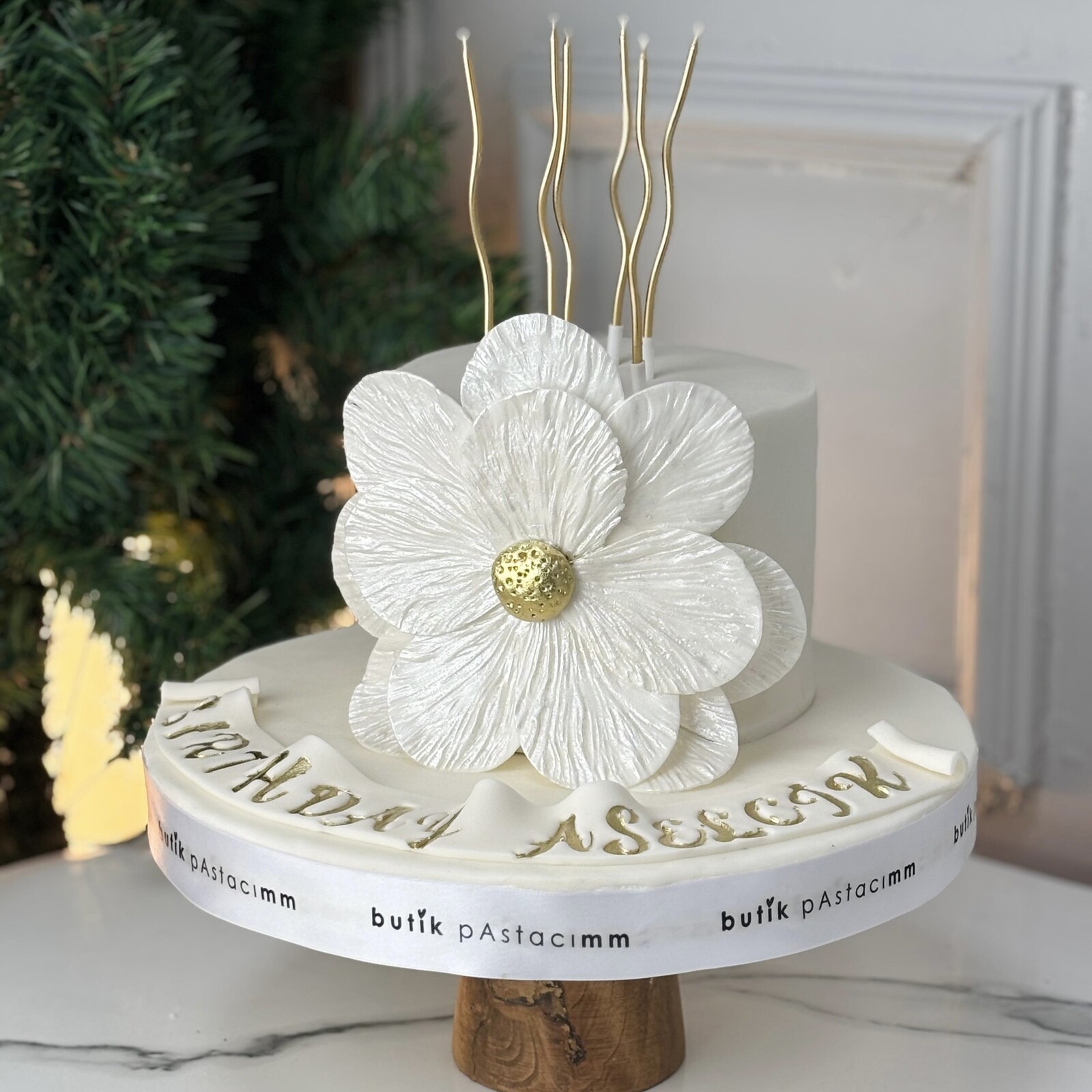 Çiçek Yapraklı Pasta (Beyaz)