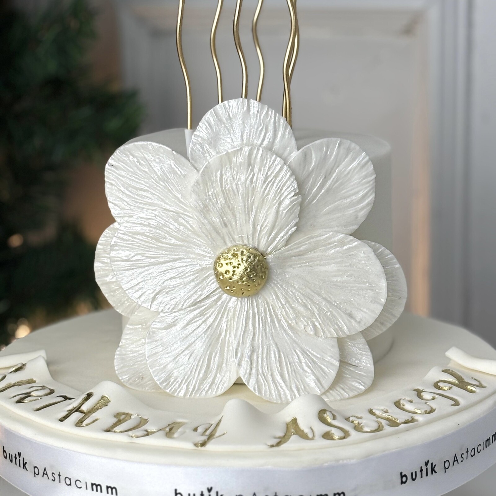 Çiçek Yapraklı Pasta (Beyaz)