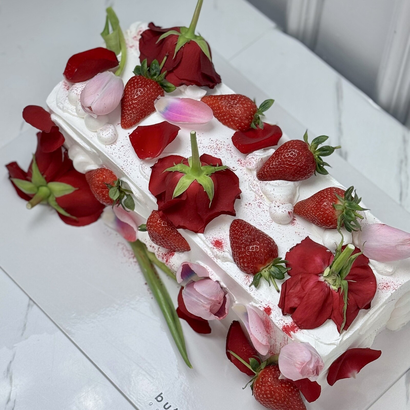 Çiçekli Meyveli Uzun Dikdörtgen Kremalı Pasta