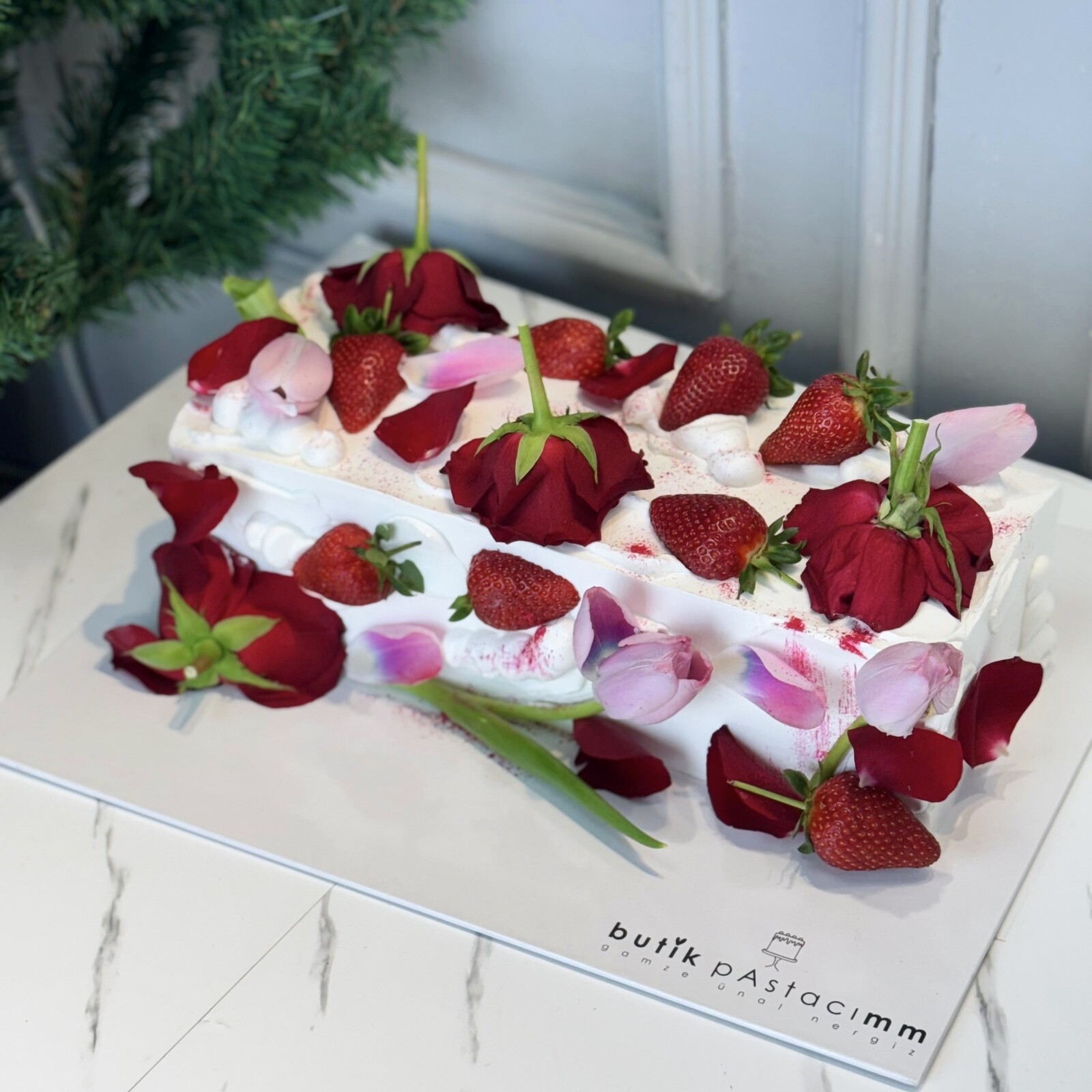 Çiçekli Meyveli Uzun Dikdörtgen Kremalı Pasta