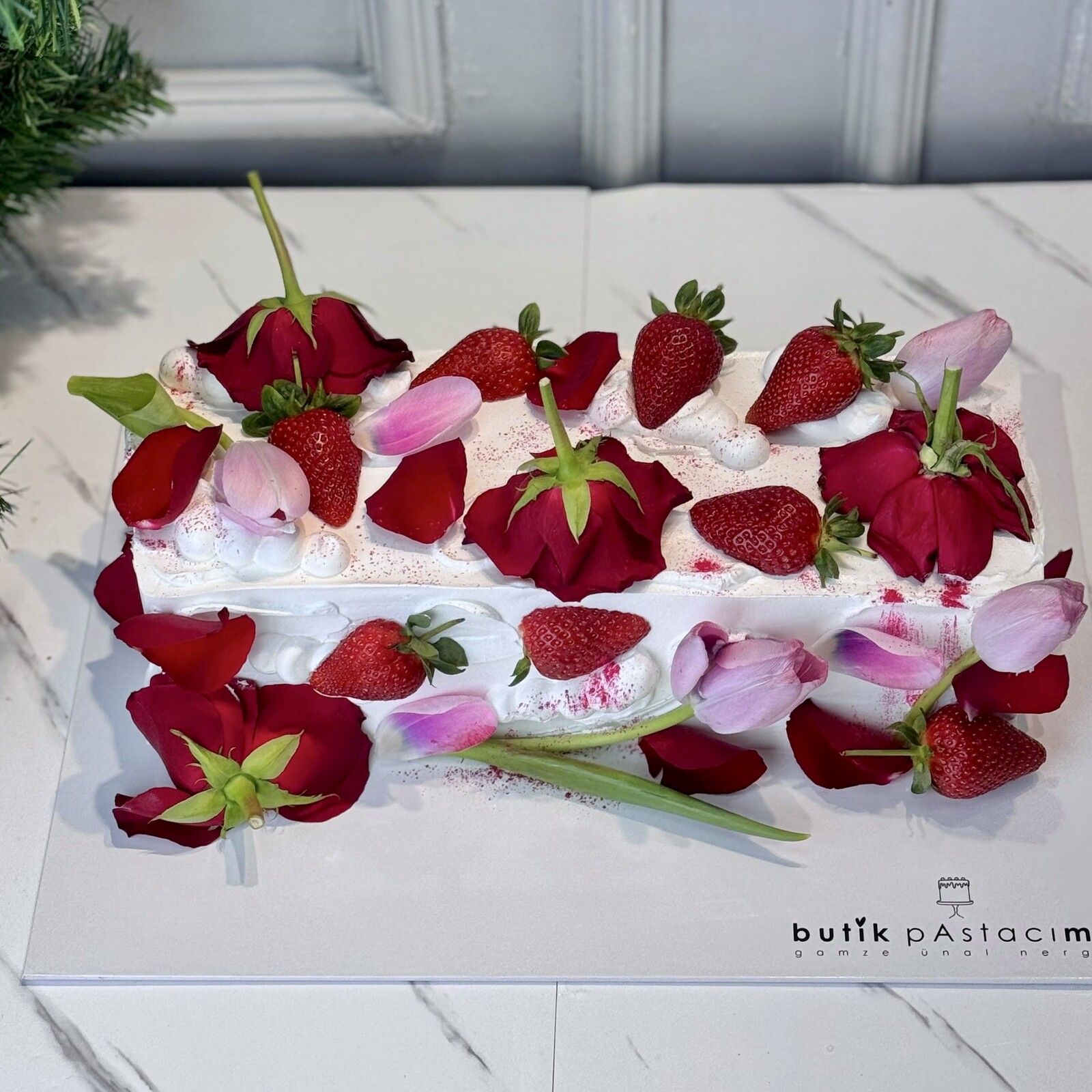 Çiçekli Meyveli Uzun Dikdörtgen Kremalı Pasta