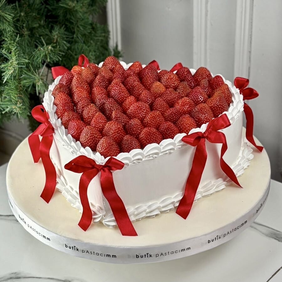 Çilekli Kalpli Kırmızı Kurdeleli Pasta