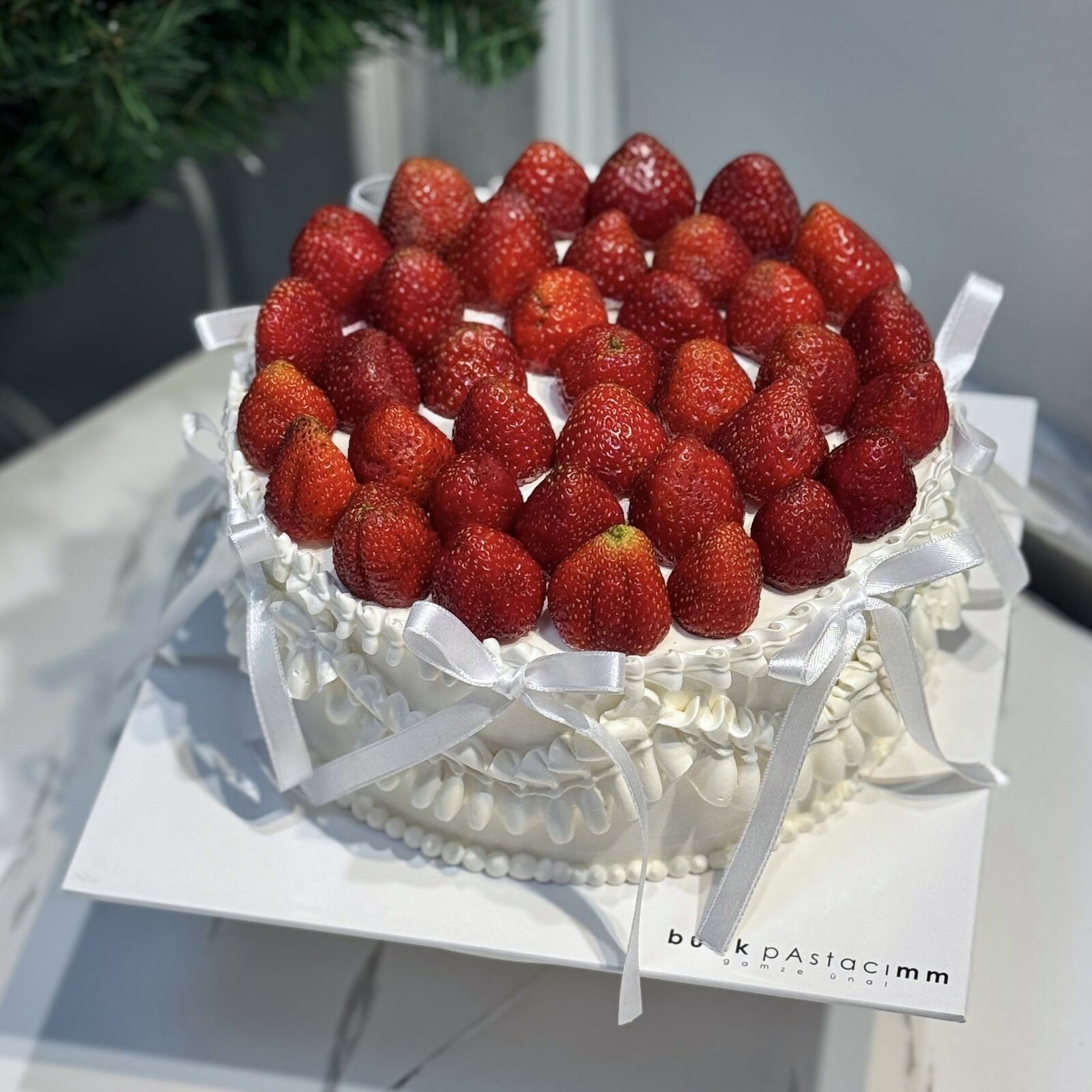 Çilekli Kurdeleli Beyaz Pasta 2