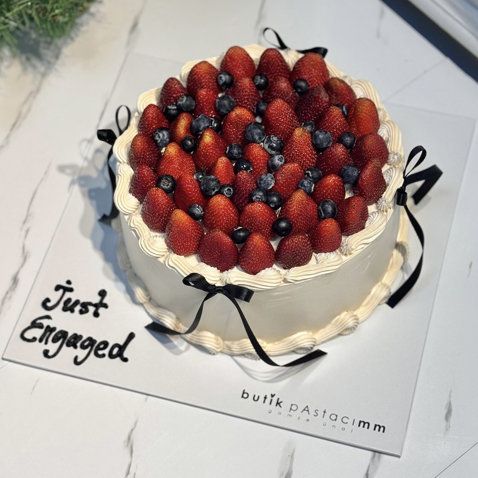 Çilekli Kurdeleli Beyaz Pasta