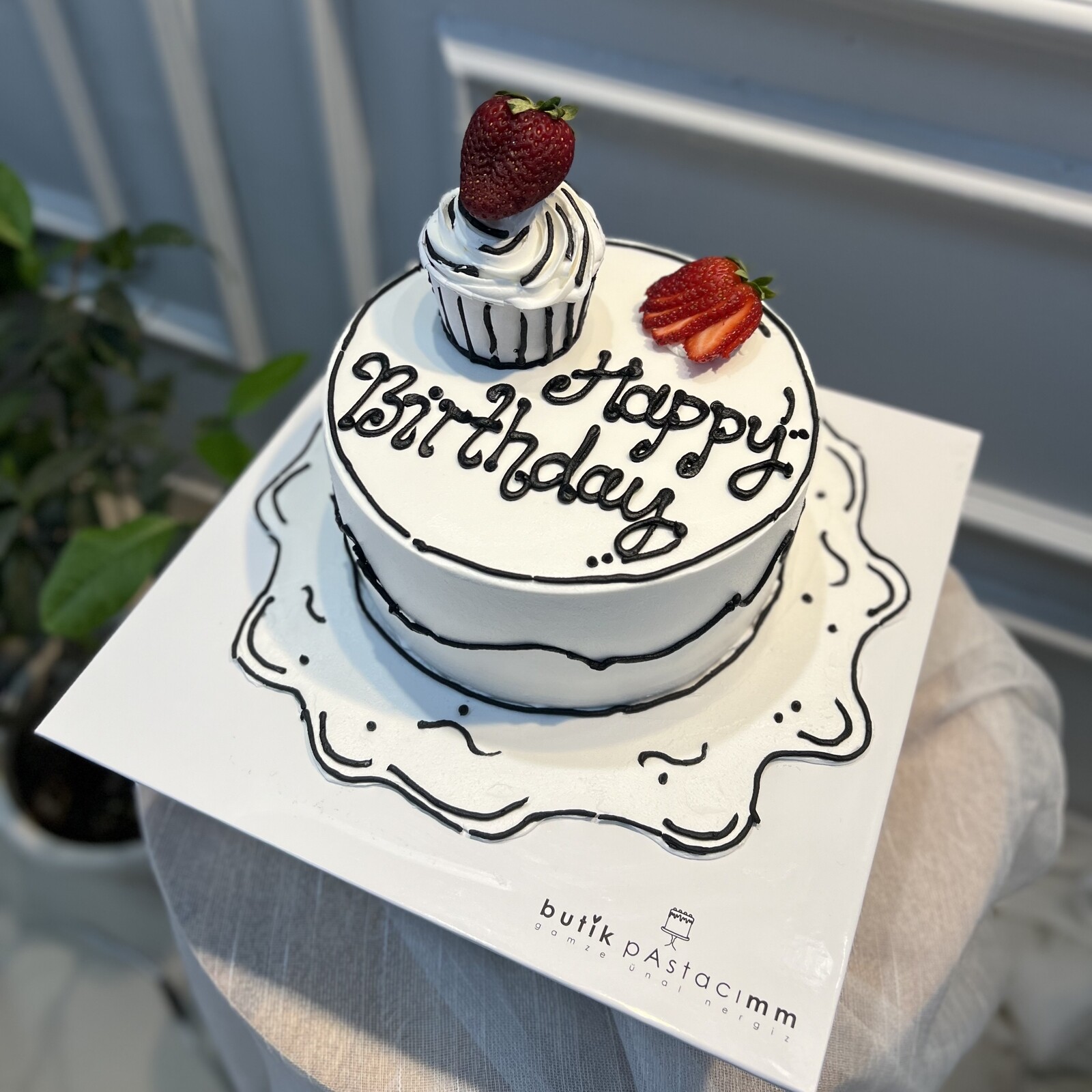 Cupcake Hediyeli Çizimli Pasta