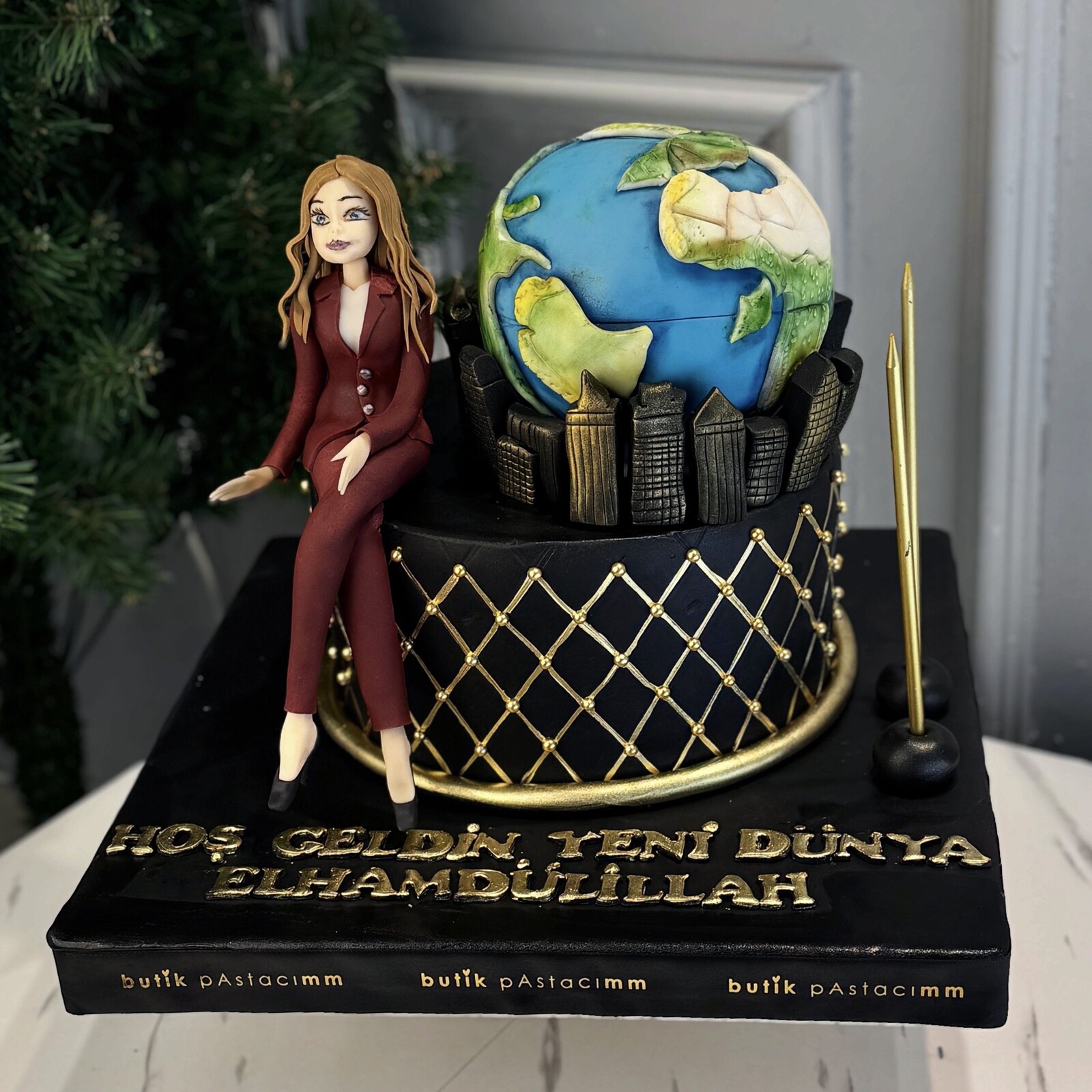 Dünya Temalı Kurumsal Kadın Figürlü Pasta