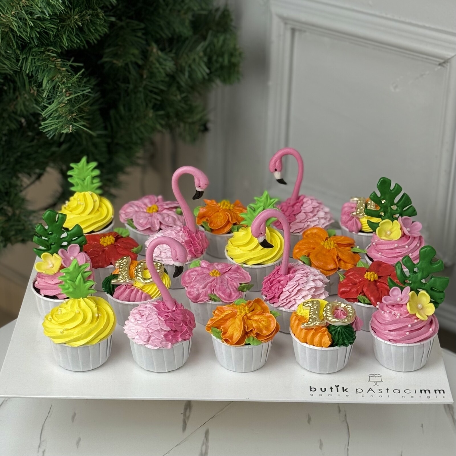 Flamingo ve Yaz Temalı Tasarım Cupcake
