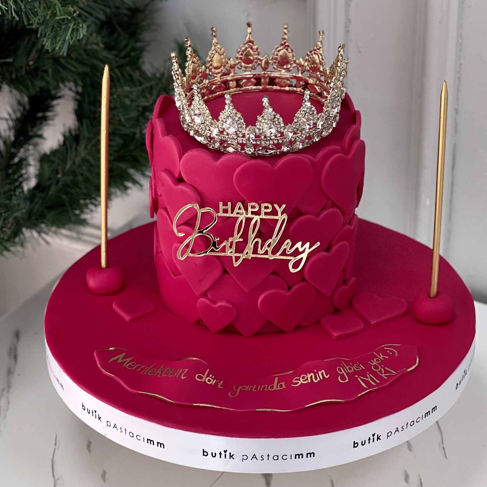Fuşya Kalp Süslemeli Taçlı Pasta