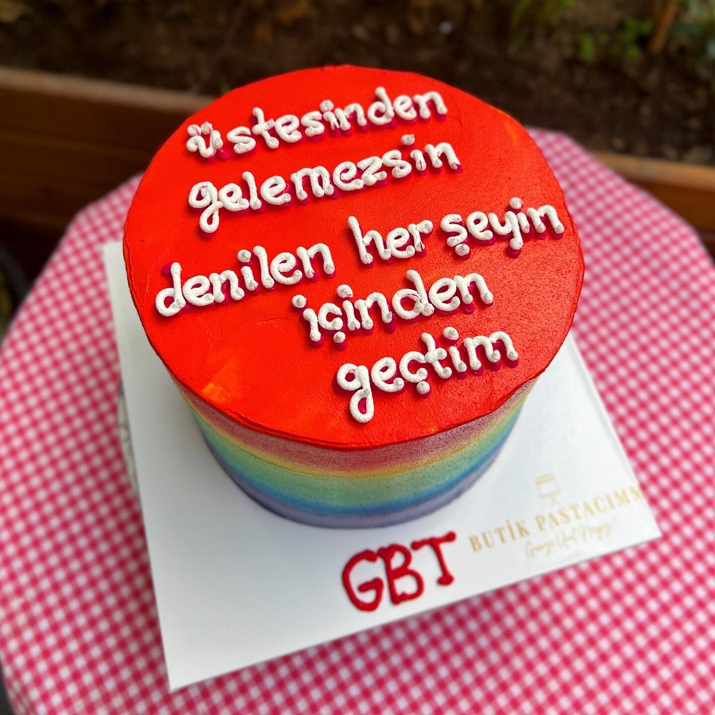 Gökkuşağı Renk Geçişli Yazılı Pasta