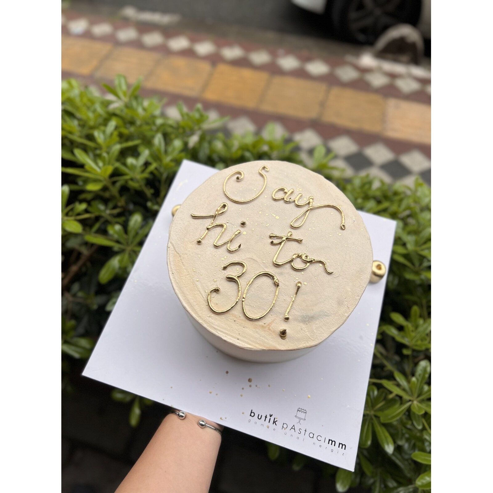 Gold Yazılı Şık Pasta