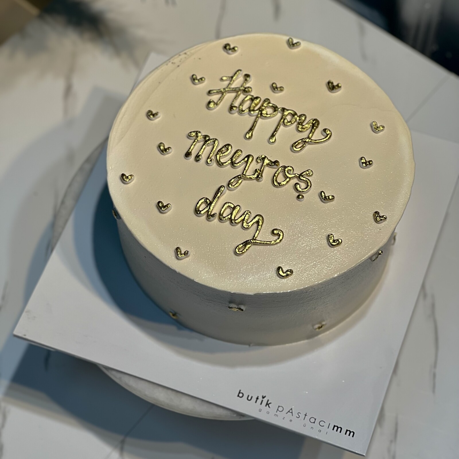 Gold Yazılı Şık Pasta