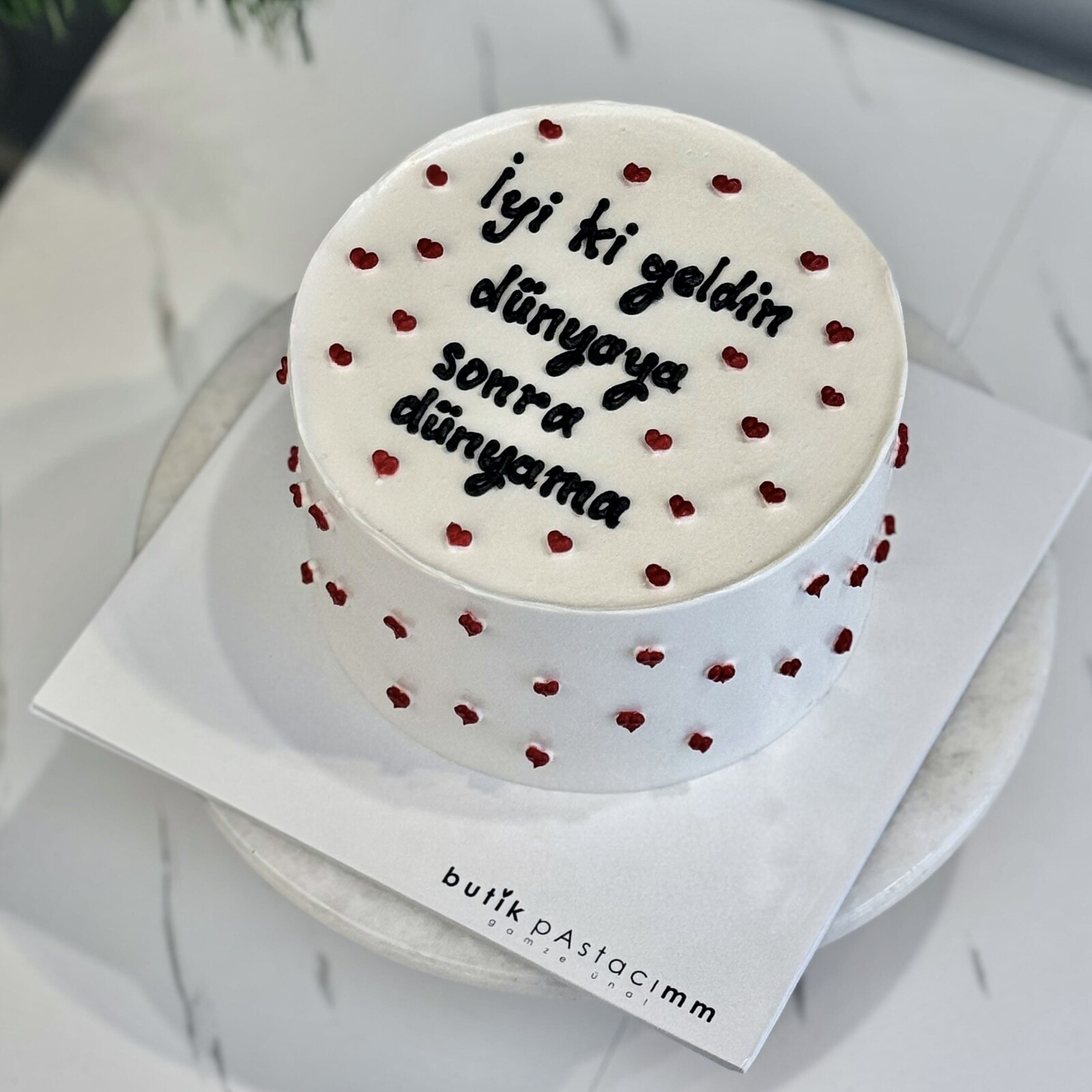 Kalp Detaylı Yazılı Pasta