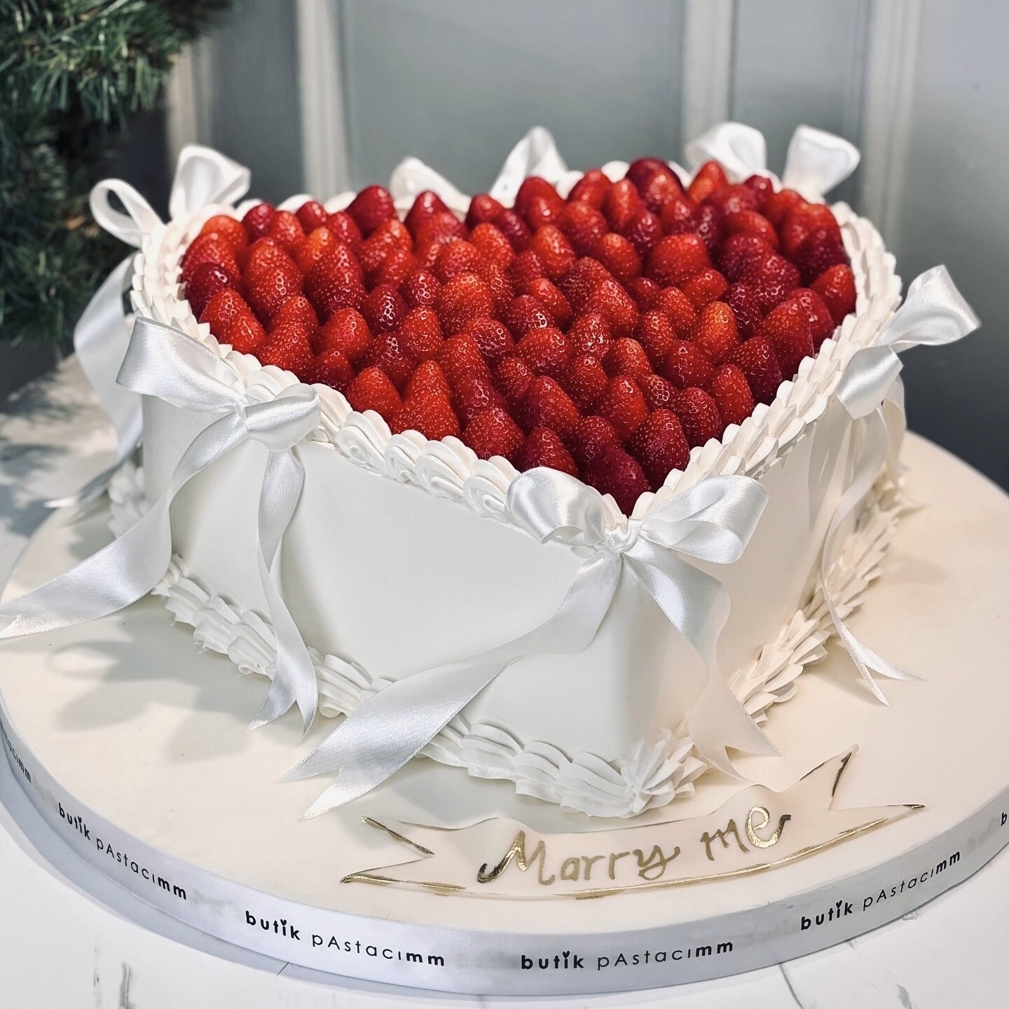 Kalpli Meyveli Pasta (Meyve Süslemeli Nişan-Düğün Pastası)