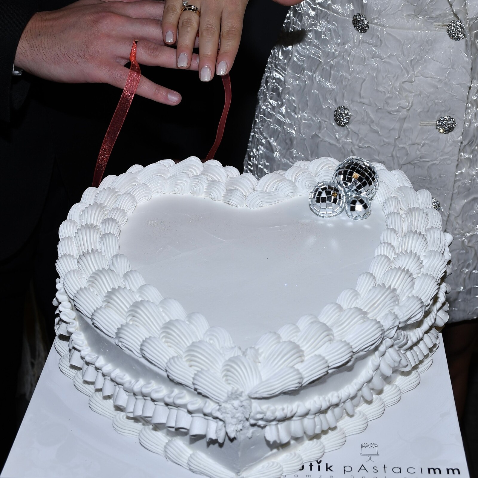 Kalpli Nişan Pastası