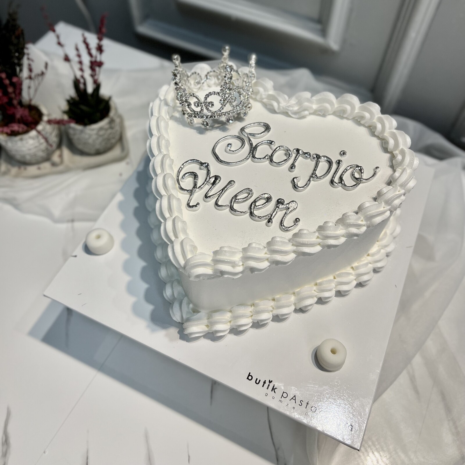 Kalpli Taçlı Akrep Burcu Pastası