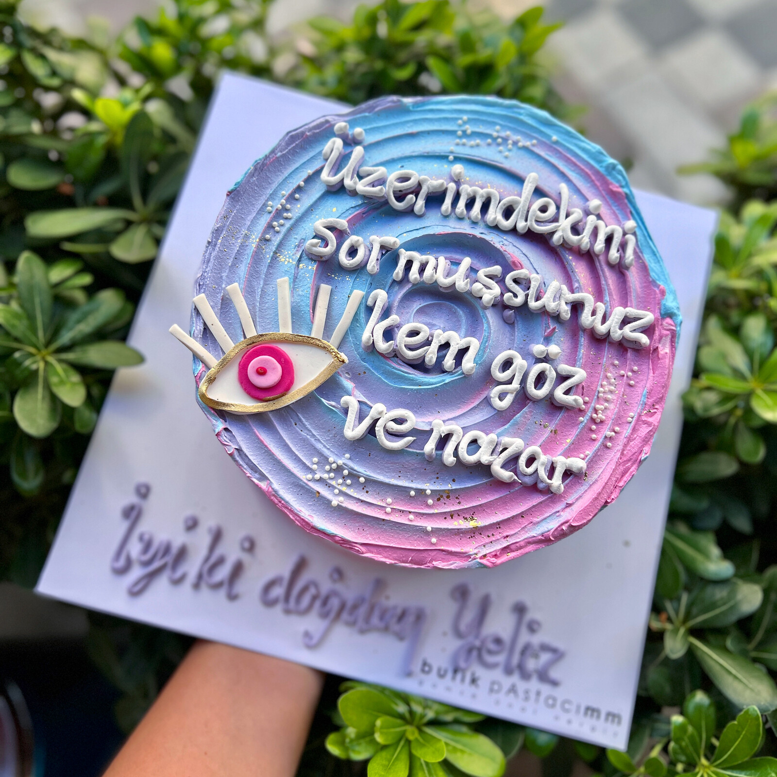 Kem Göz ve Nazar Yazılı Renk Geçişli Pasta