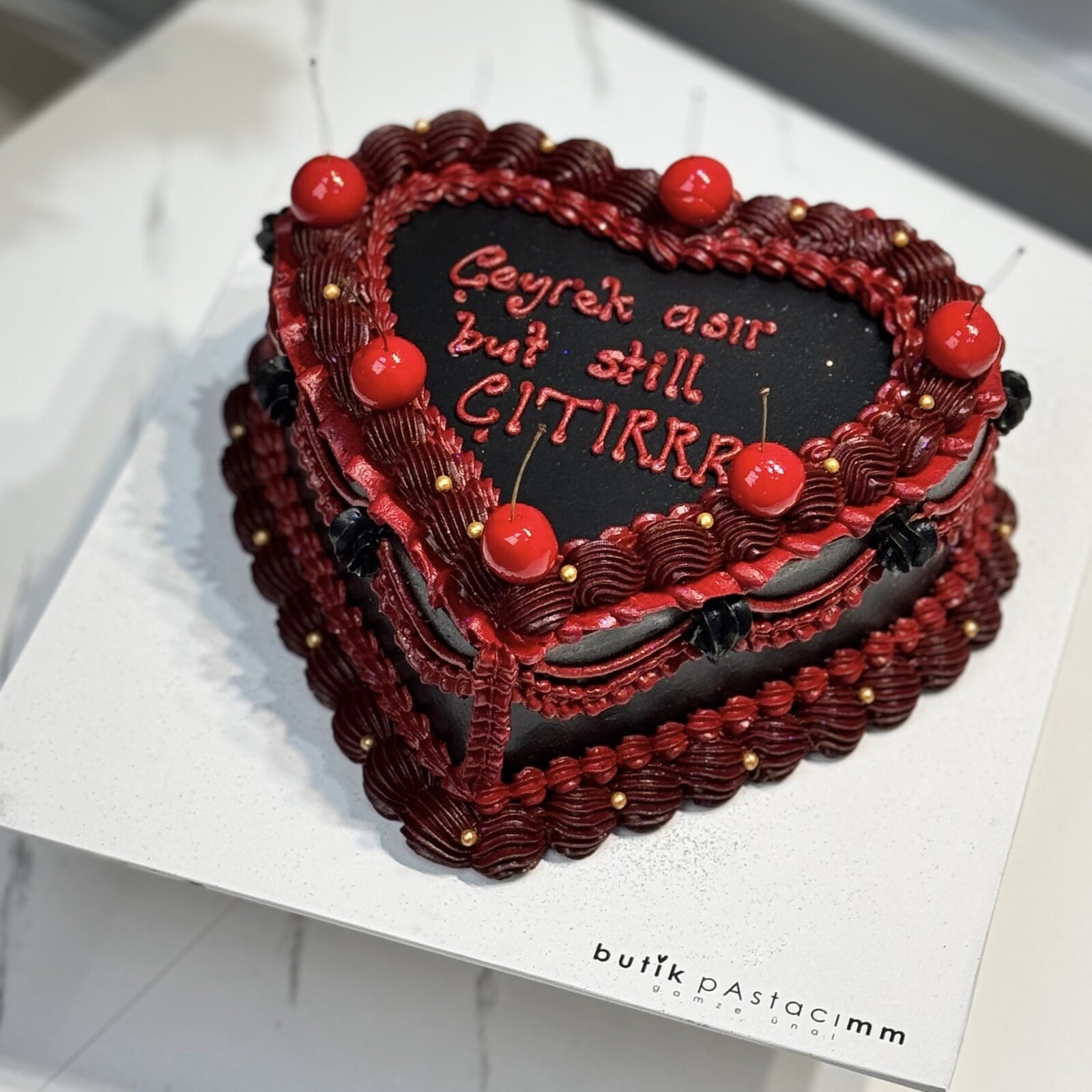 Kiraz Detaylı Kırmızı Siyah Yazılı Vintage Pasta