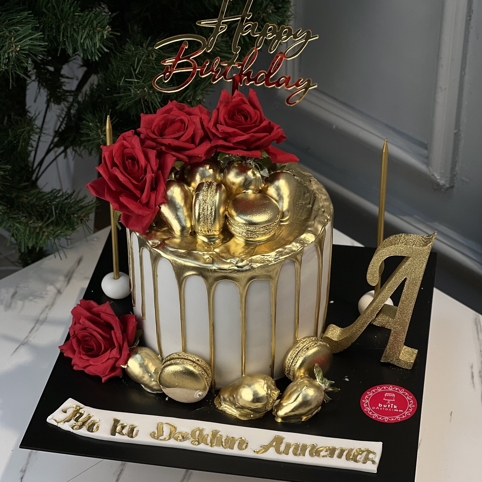 Kırmızı Çiçekli Gold Detaylı Tasarım Pasta