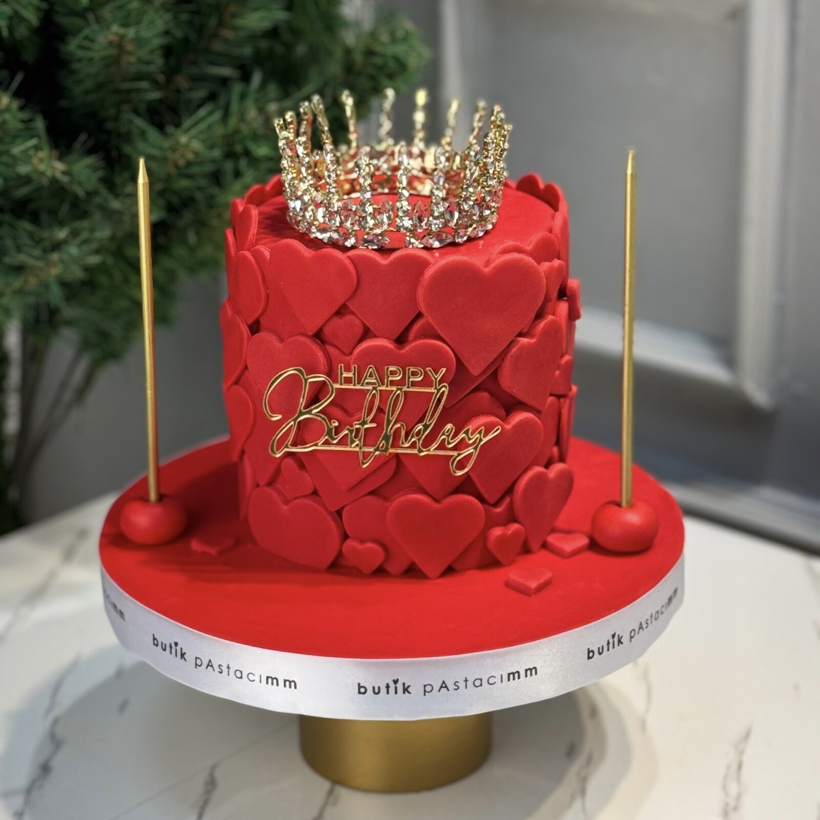 Kırmızı Kalpli Taçlı Pasta