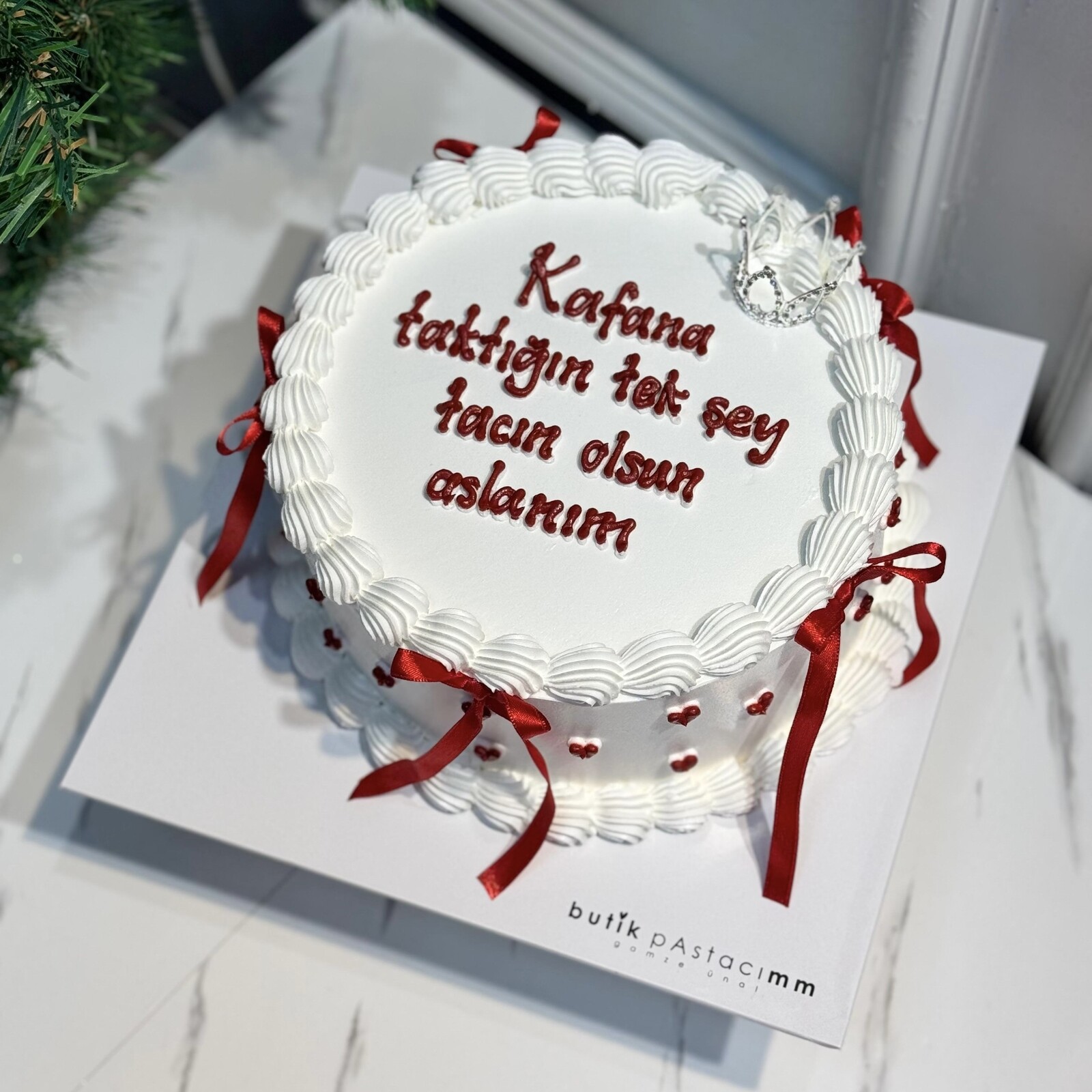 Kırmızı Kurdeleli Mini Kalpli Kraliçe Pastası