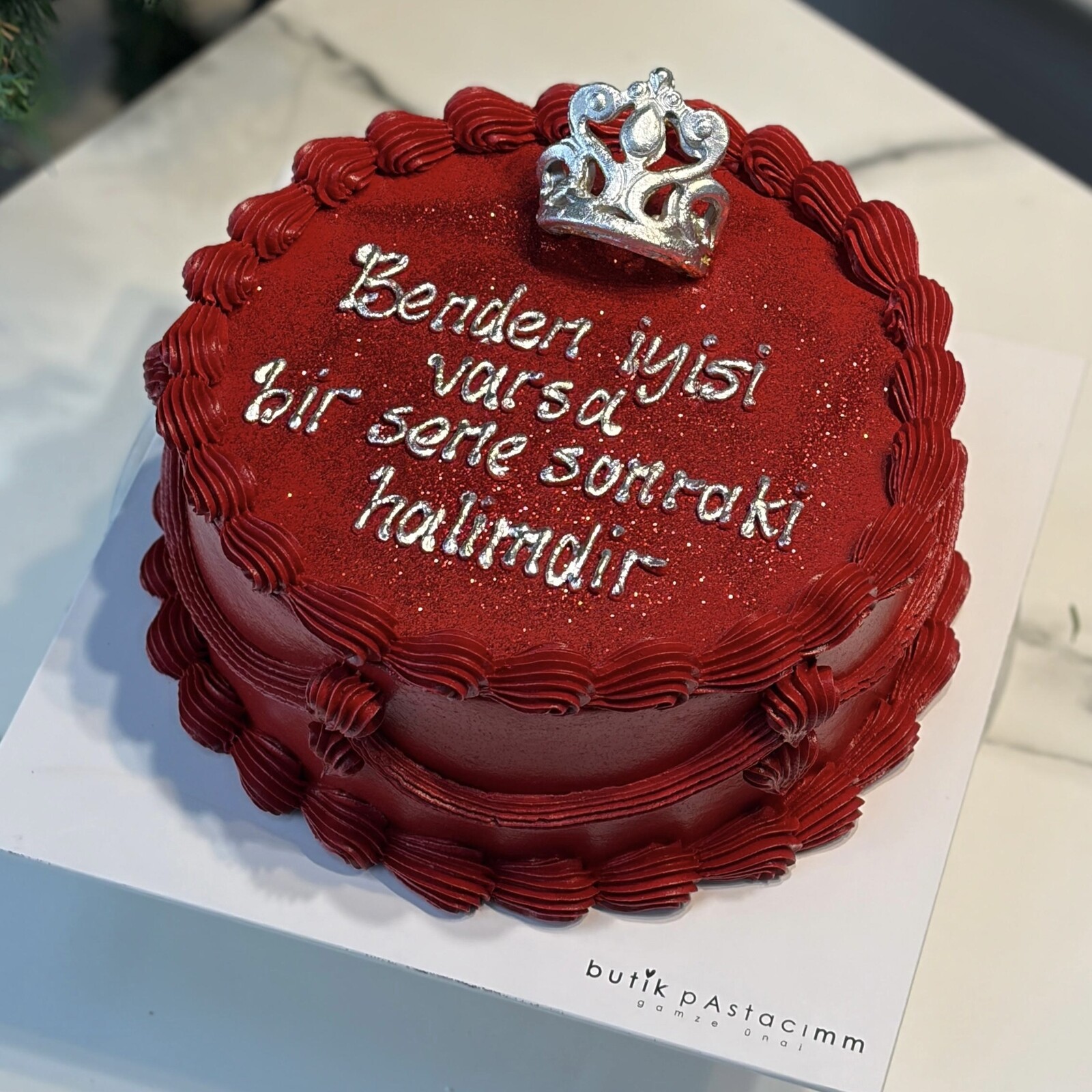 Kırmızı Simli Kraliçe Taçlı Yazılı Pasta