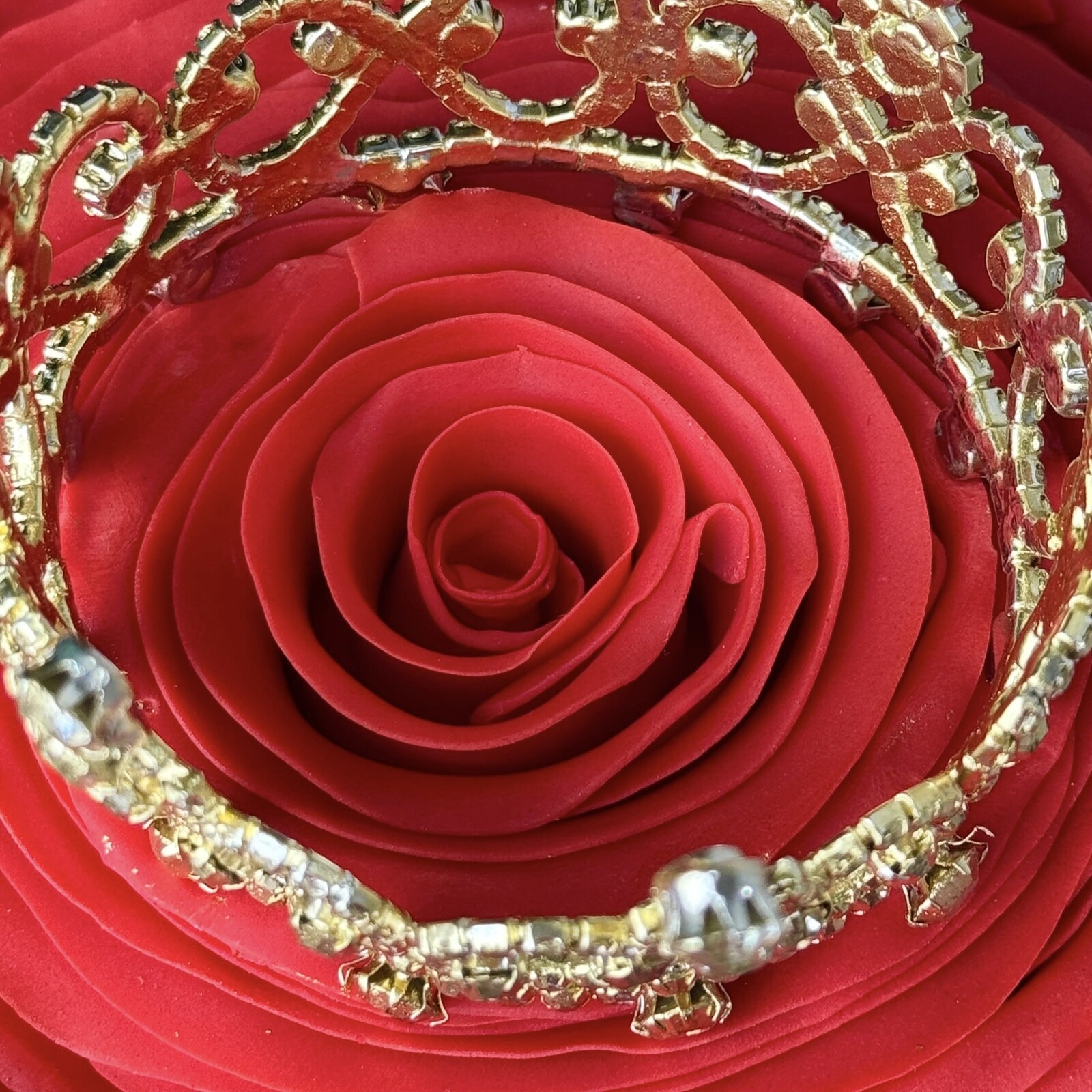 Kırmızı Taçlı Tasarım Pasta (Gül Dizayn)