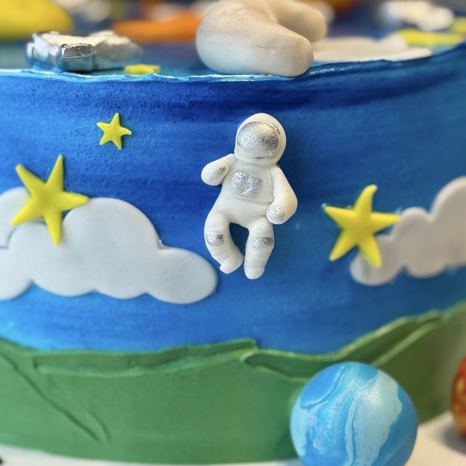 Kremalı Astronot ve Gezegenli Çocuk Pastası