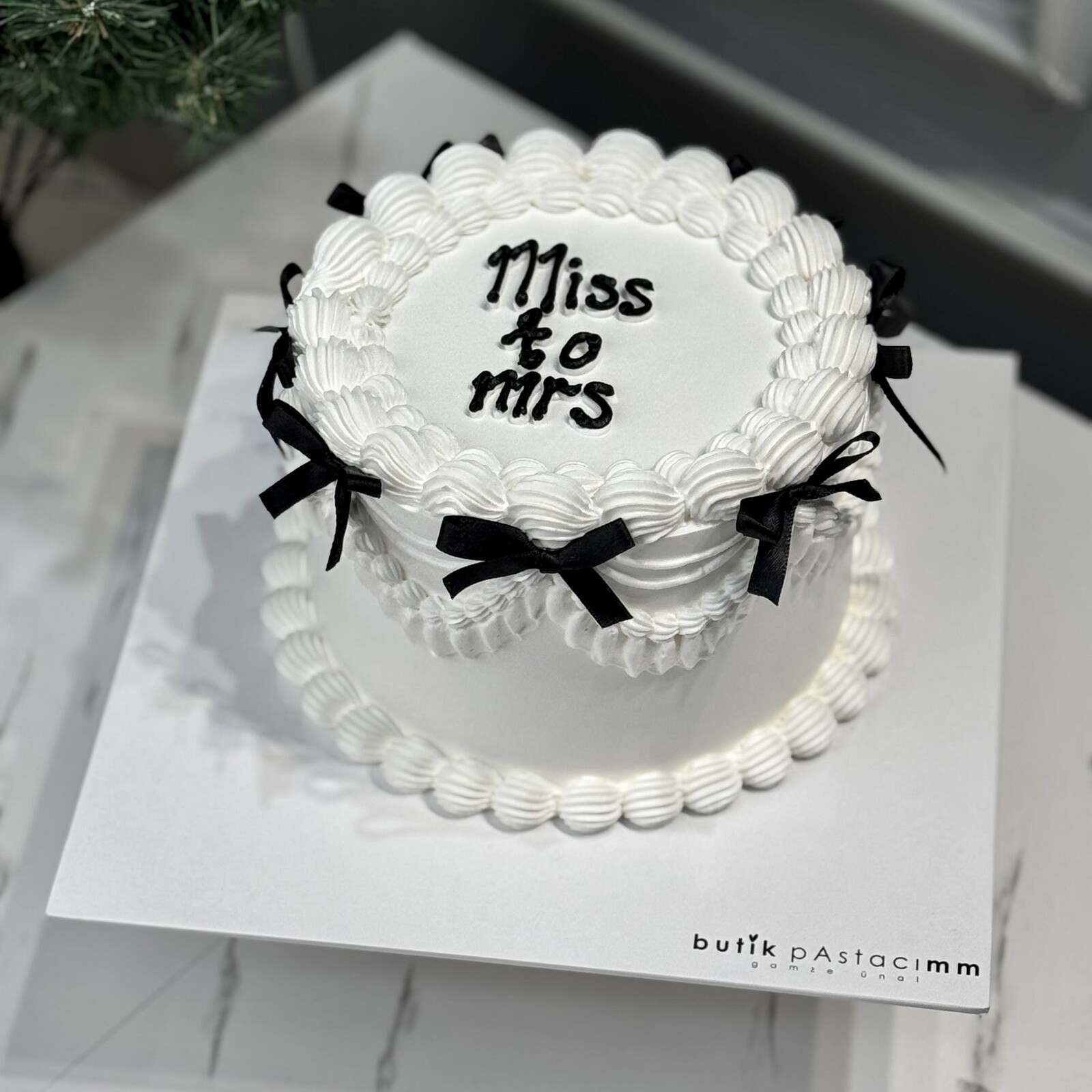 Kurdele Dizaynlı Yazılı Pasta