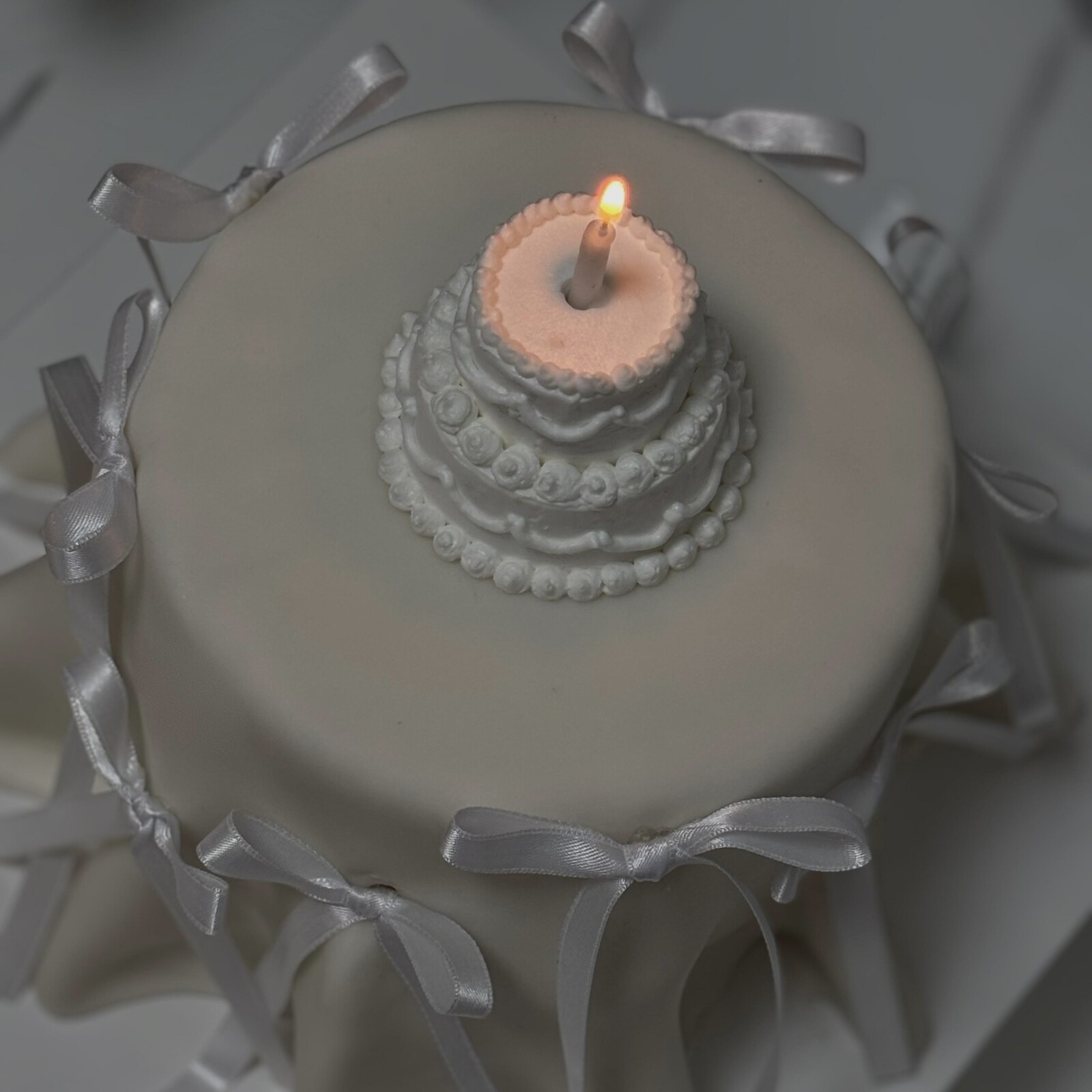 Kurdeleli Beyaz Pasta