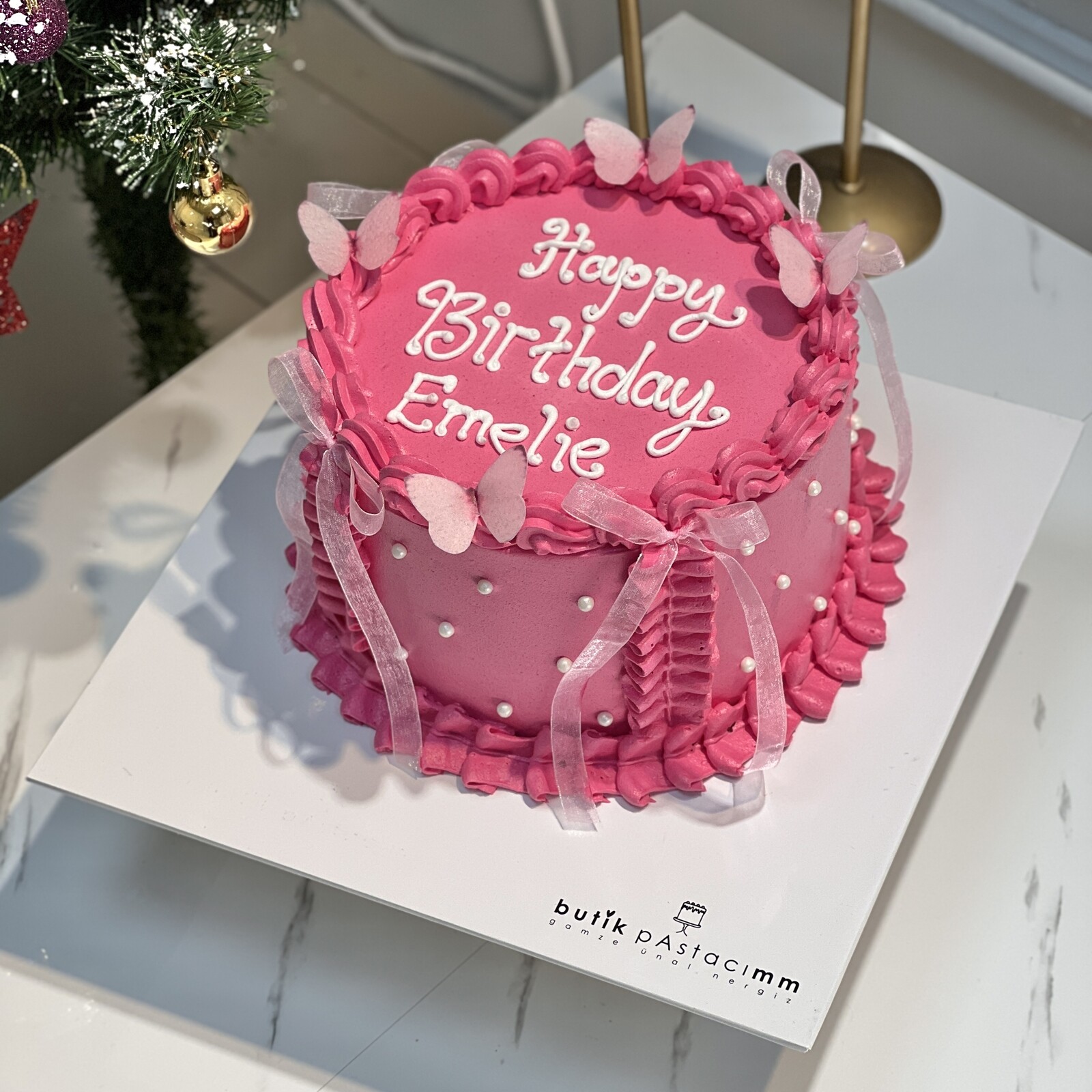 Kurdeleli Koyu Pembe Pasta