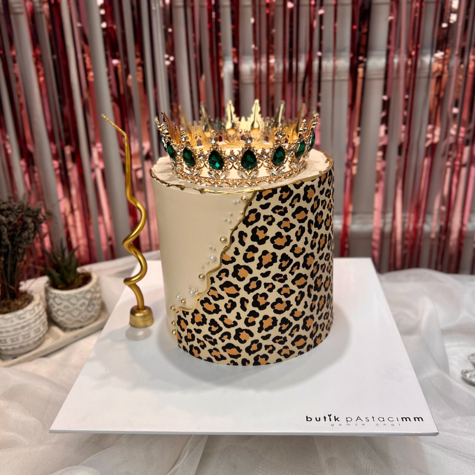 Leopar Desenli Taçlı Pasta