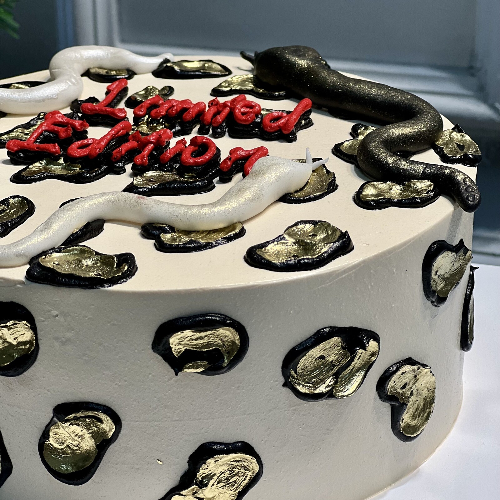 Leopar Dizaynlı Yılanlı Pasta