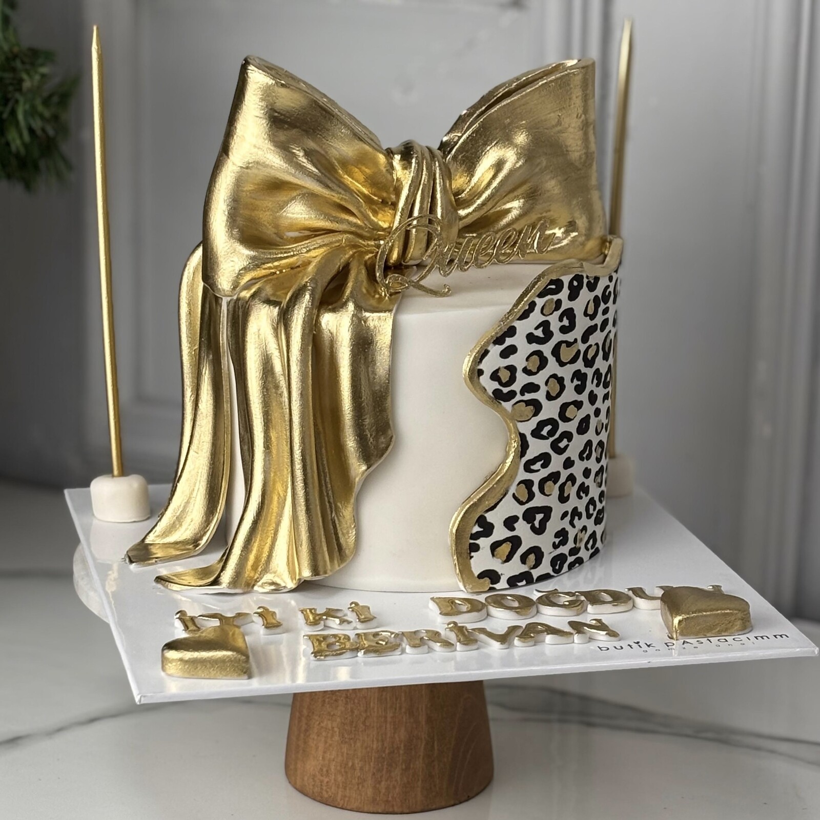 Leoparlı Gold Kurdeleli Queen Pasta