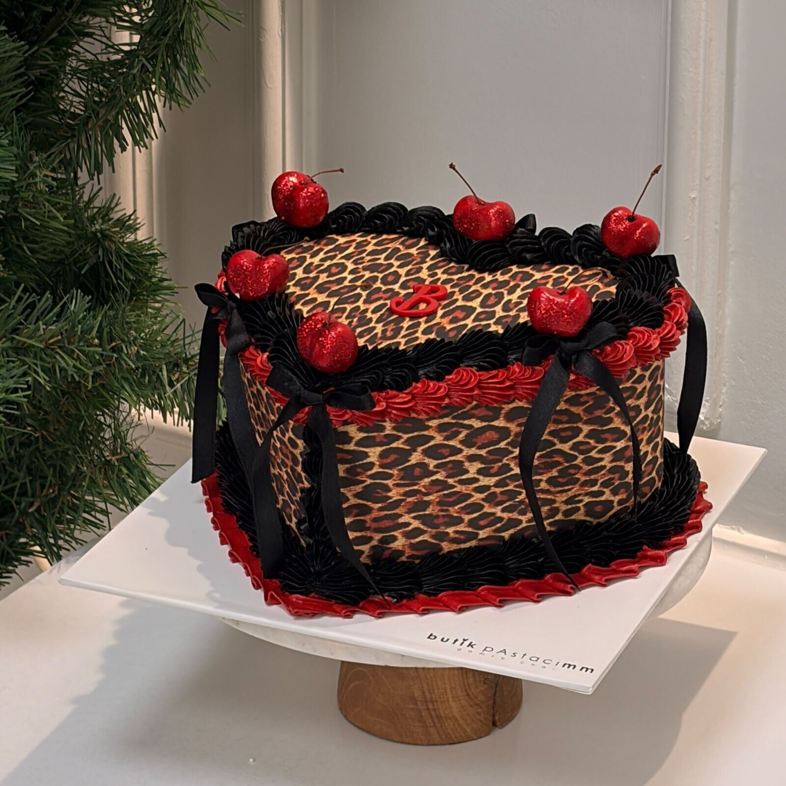 Leoparlı Kalpli Pasta