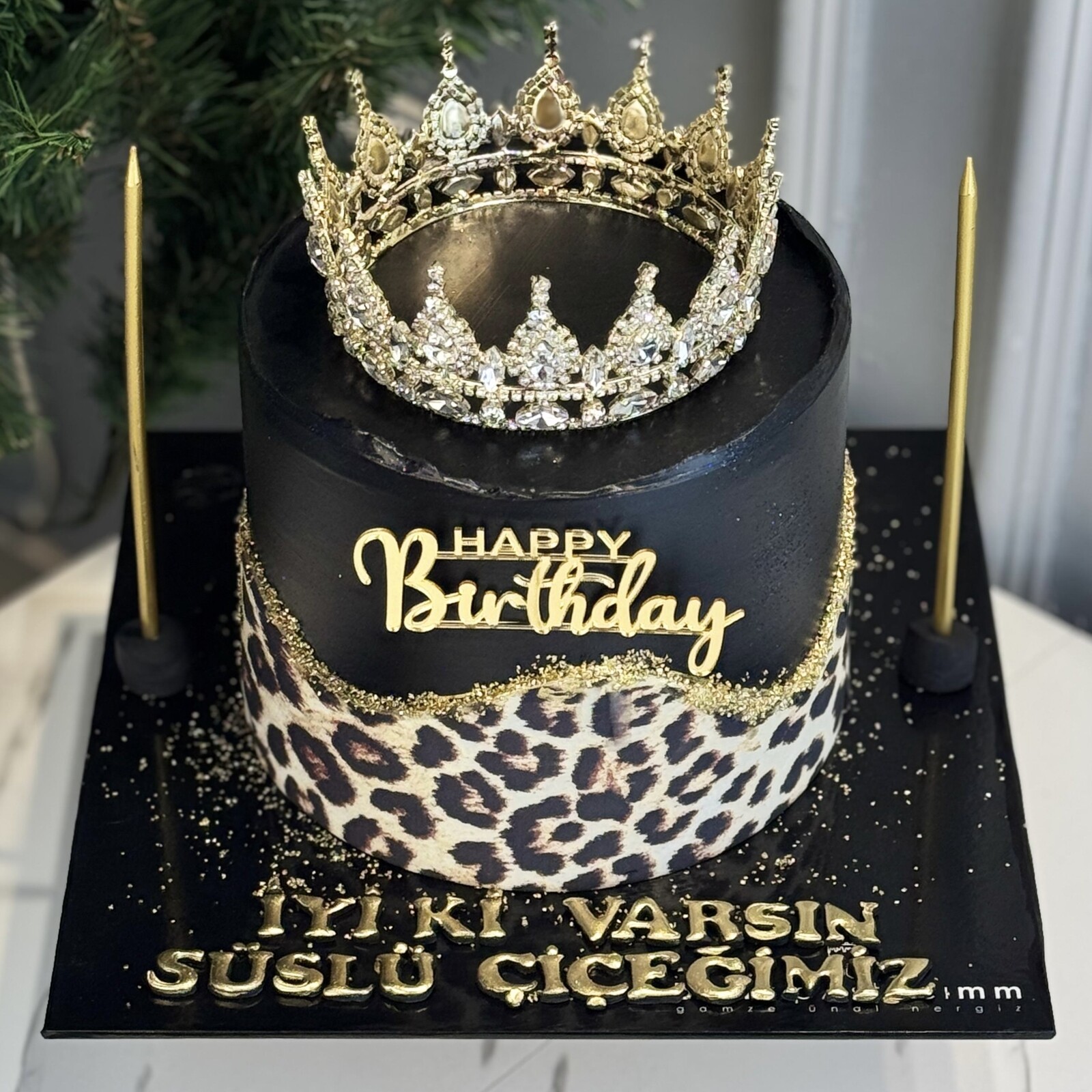 Leoparlı Taçlı Pasta