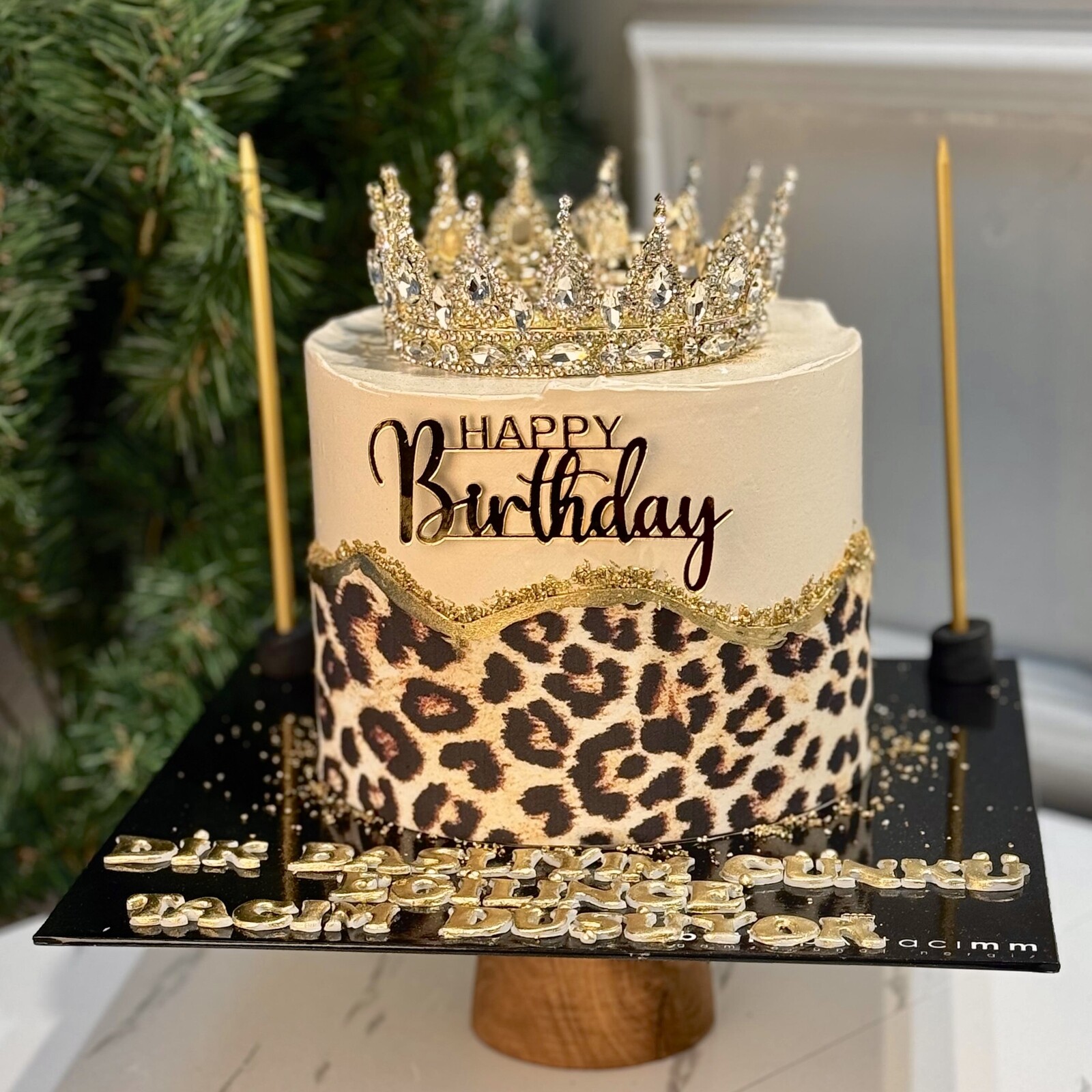 Leoparlı Taçlı Pasta (Simli Pasta Üfleme)