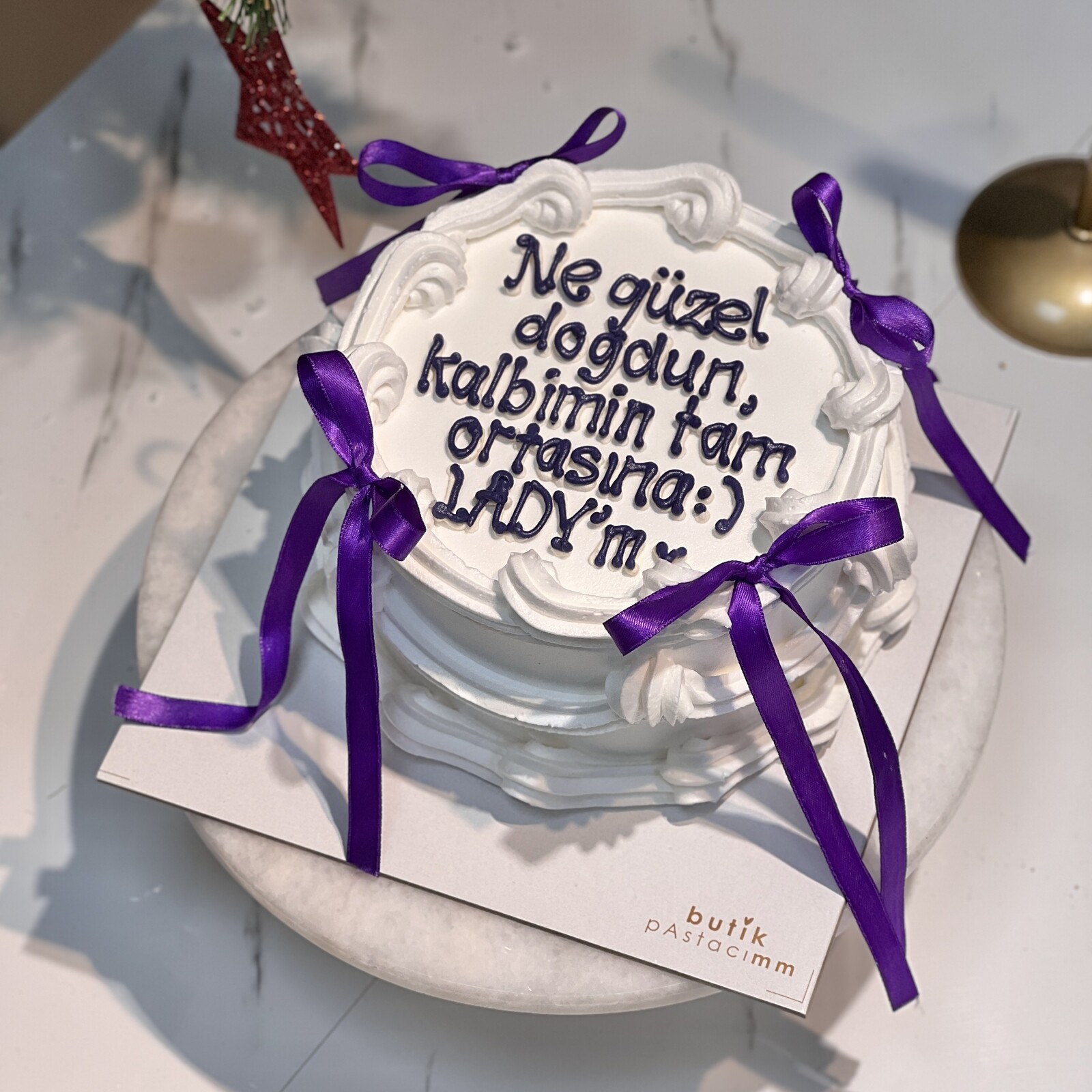 Mor Kurdeleli Yazılı Pasta