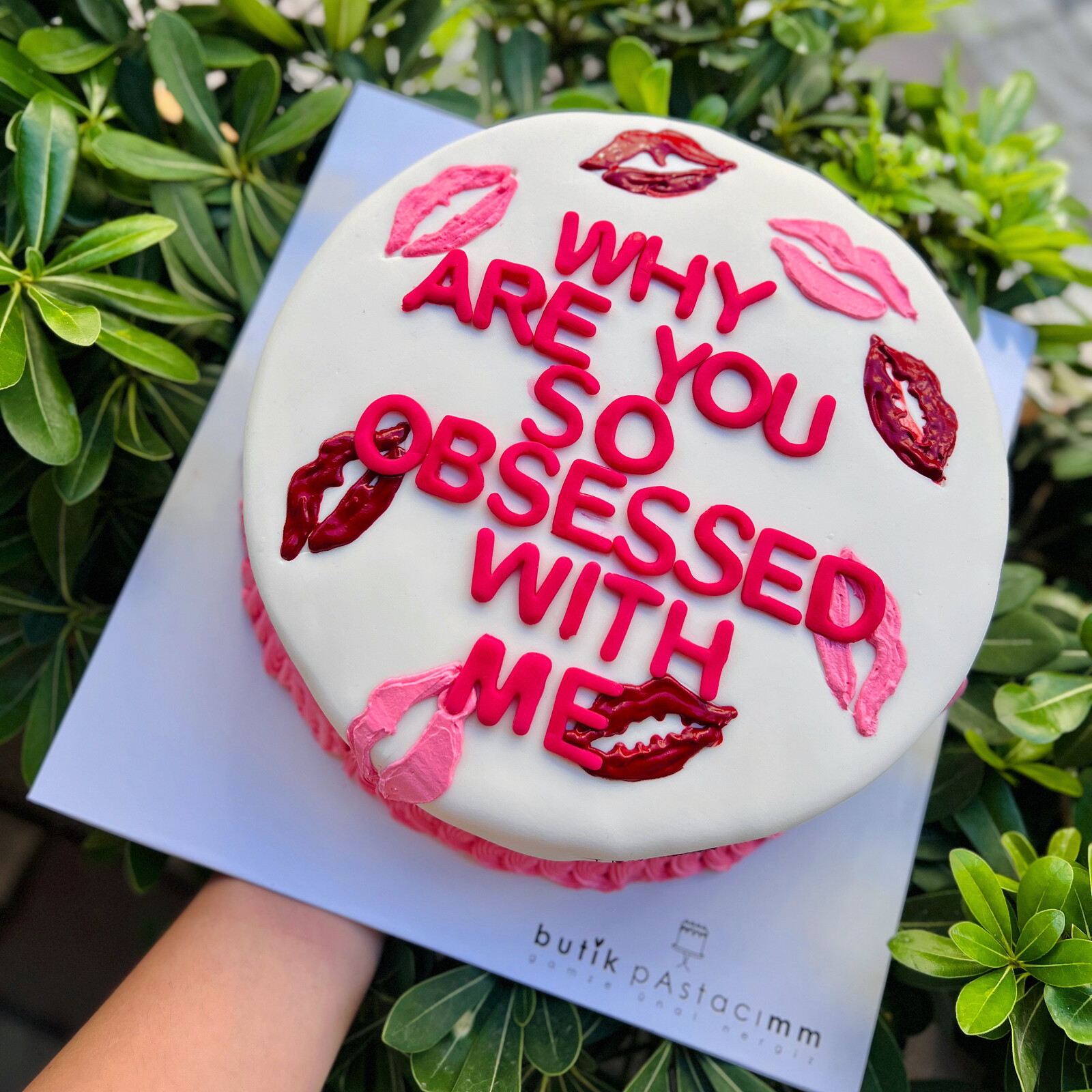 Öpücük Detaylı Şeker Hamurlu Yazılı Pasta